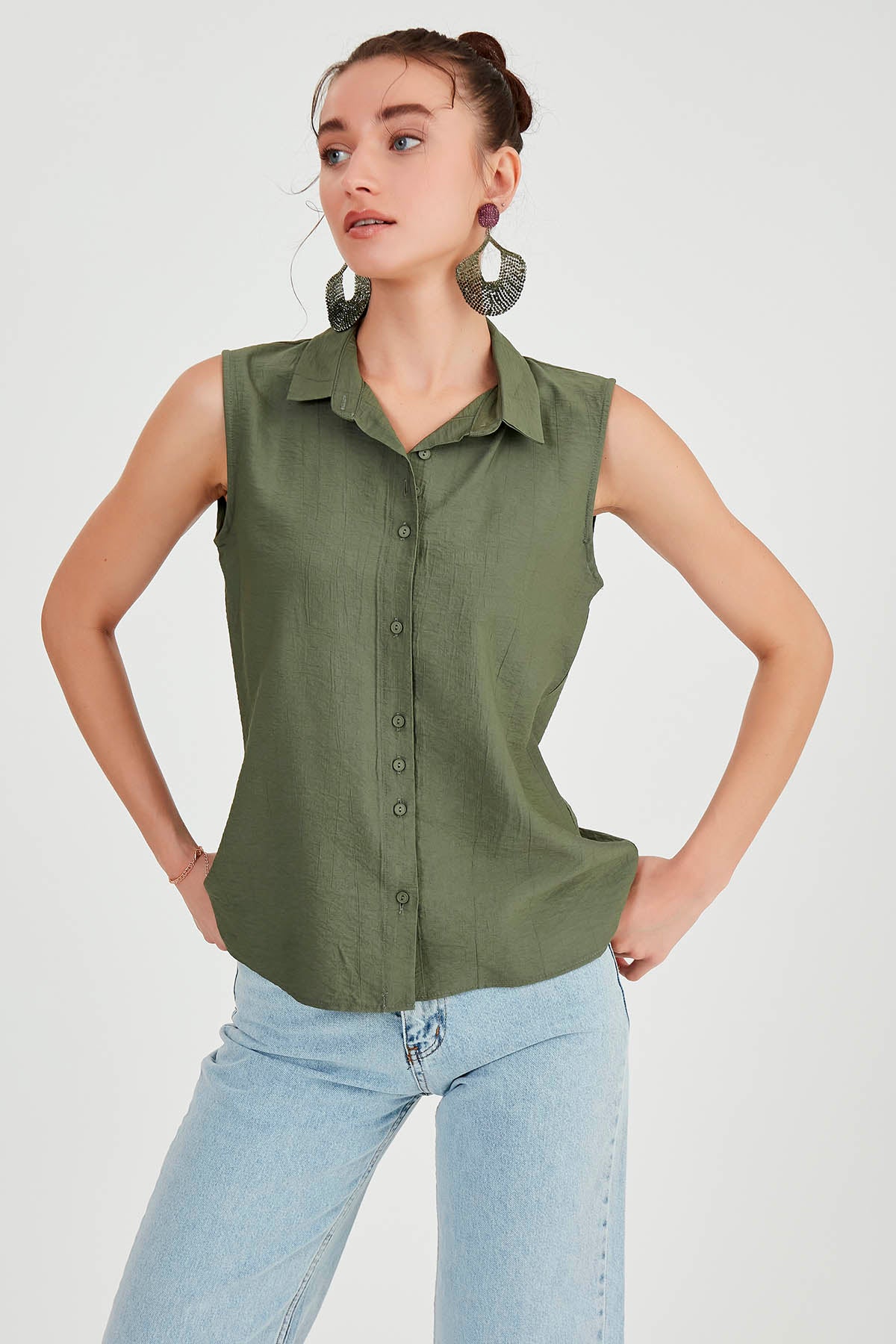 SLEEVELESS COLLAR FRONT BUTTON BLOUSE