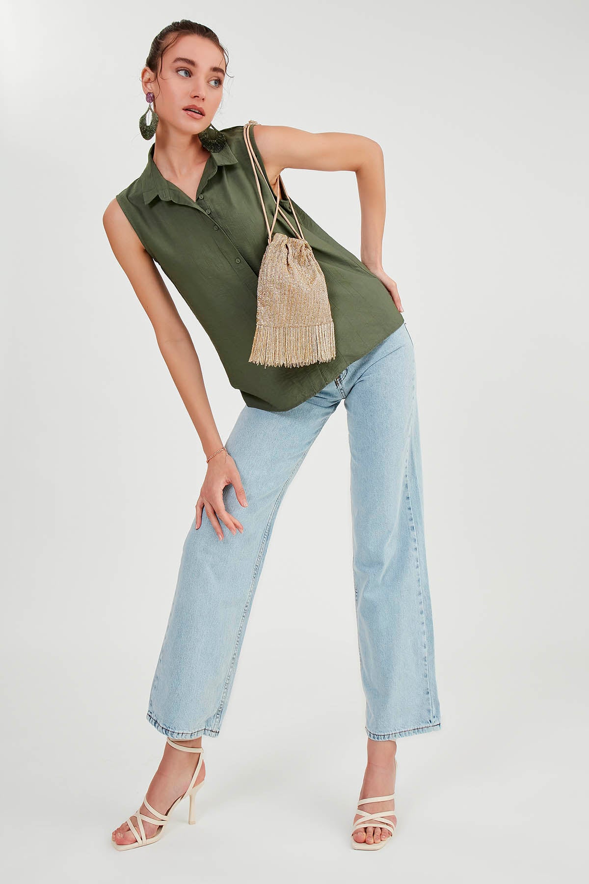 SLEEVELESS COLLAR FRONT BUTTON BLOUSE