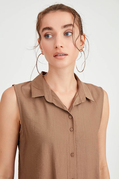 SLEEVELESS COLLAR FRONT BUTTON BLOUSE