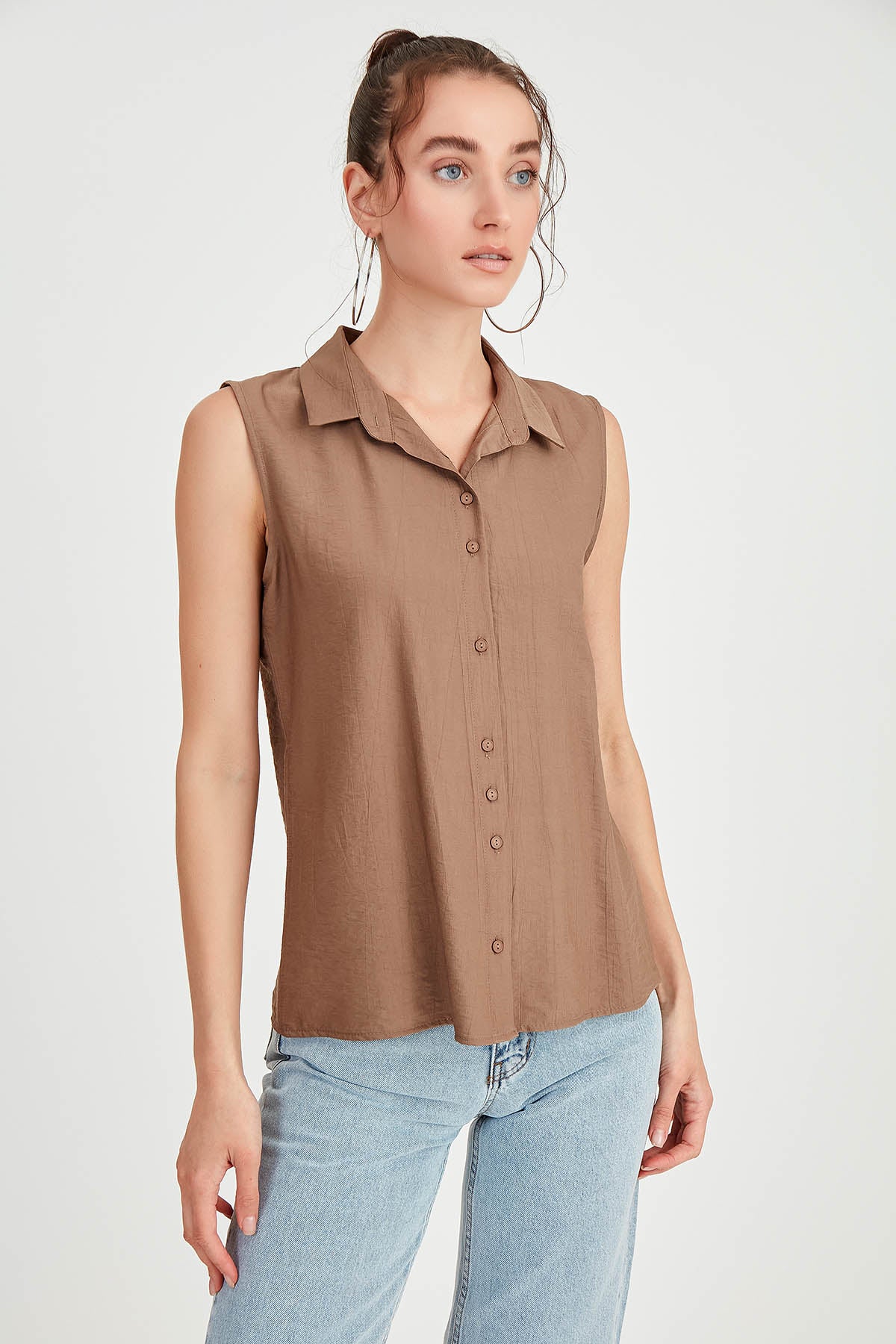 SLEEVELESS COLLAR FRONT BUTTON BLOUSE