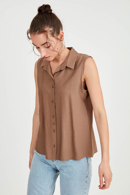 SLEEVELESS COLLAR FRONT BUTTON BLOUSE