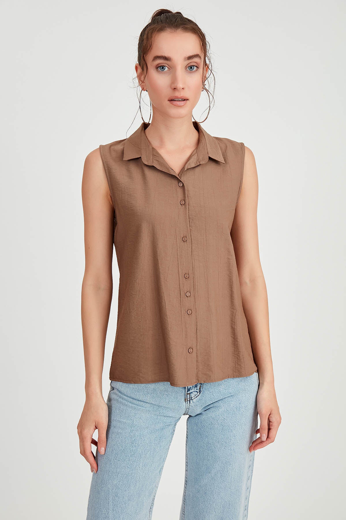 SLEEVELESS COLLAR FRONT BUTTON BLOUSE