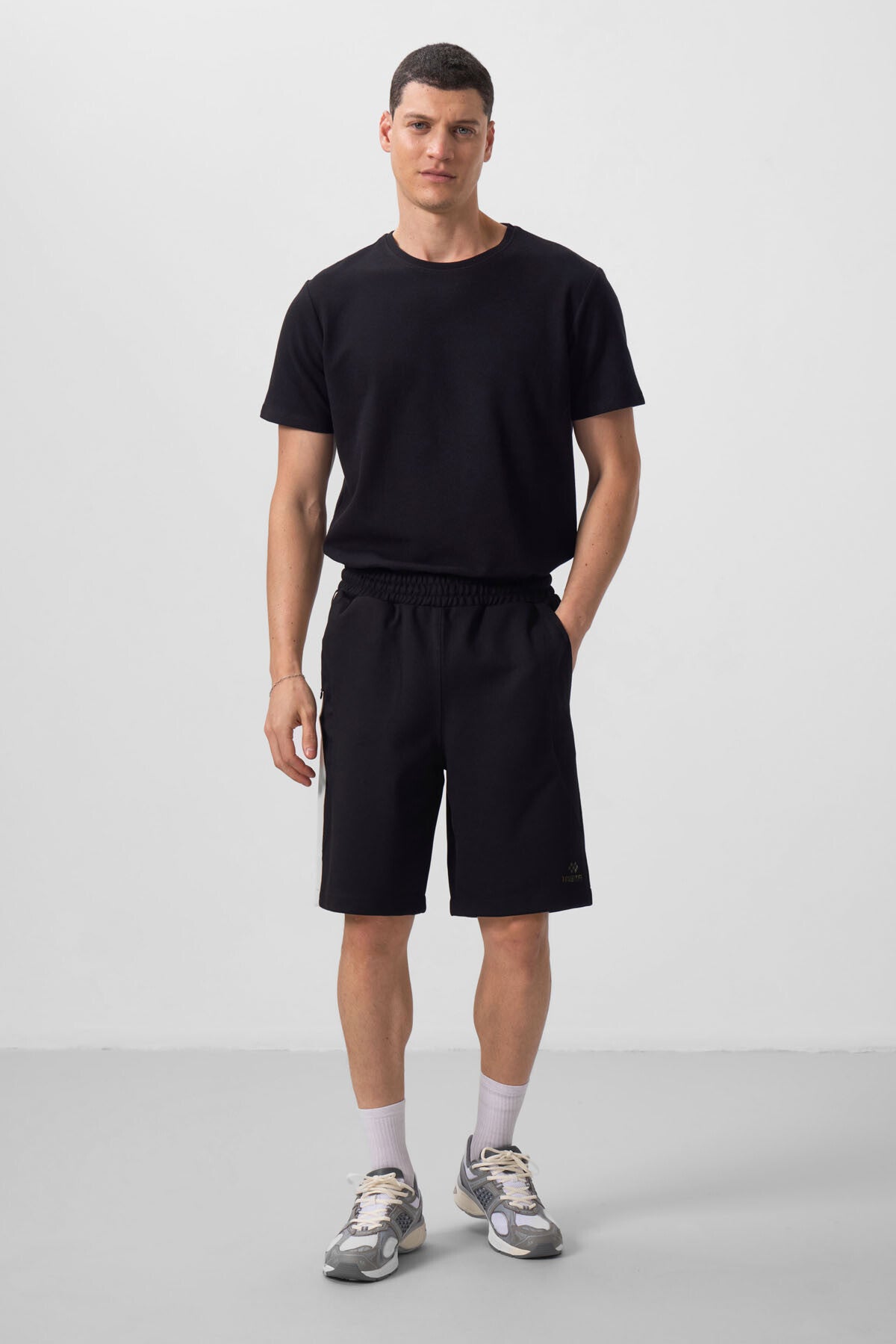 Black-White Textured Surface Oversize Men's Shorts - 81288