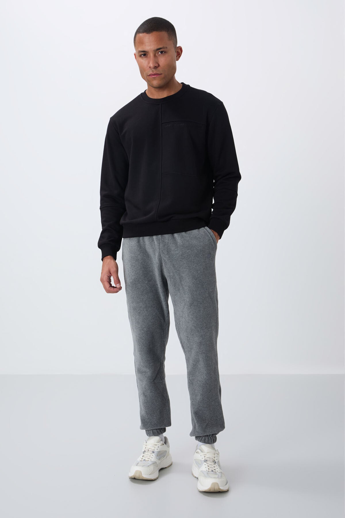 Black Compact Cotton Thick Smooth Textured O Collar Standard Fit Men's Sweatshirt -88405