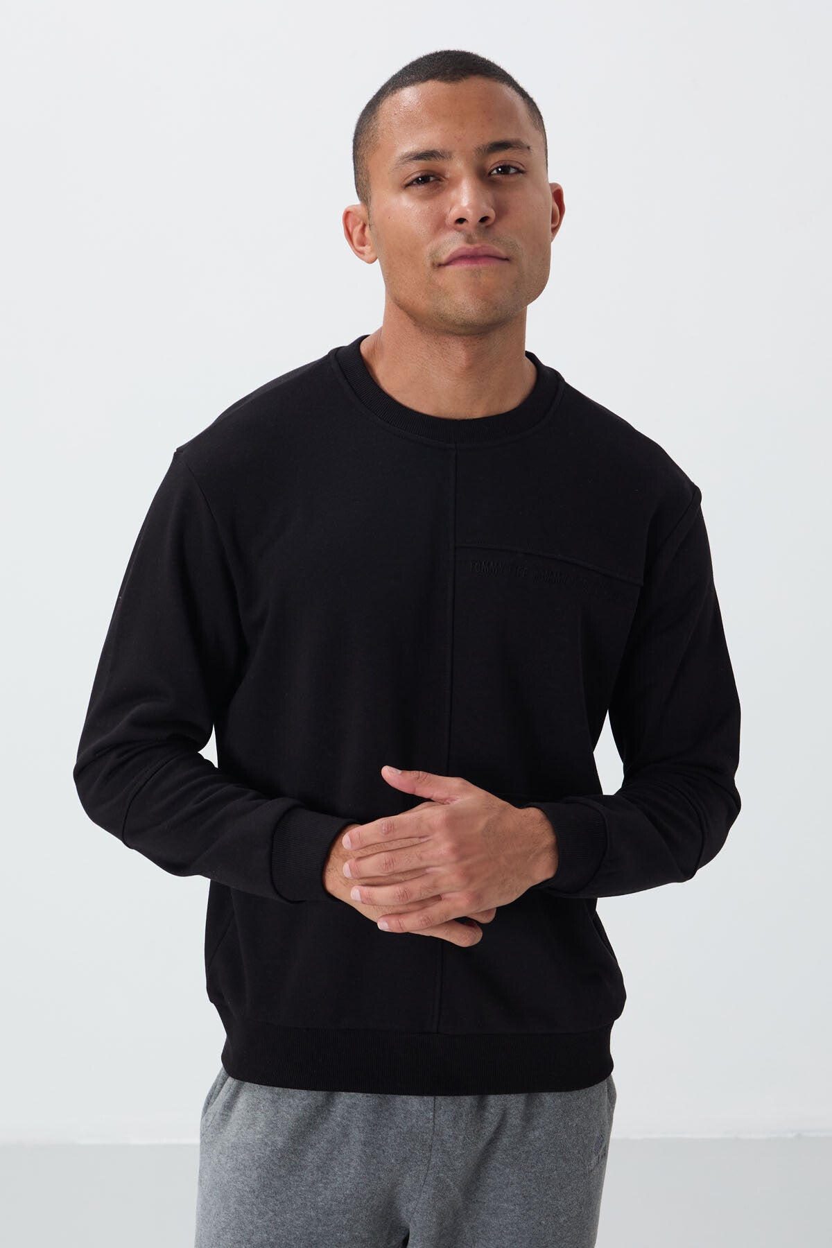 Black Compact Cotton Thick Smooth Textured O Collar Standard Fit Men's Sweatshirt -88405