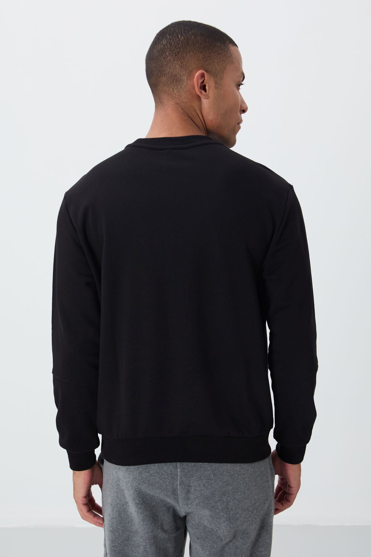 Black Compact Cotton Thick Smooth Textured O Collar Standard Fit Men's Sweatshirt -88405