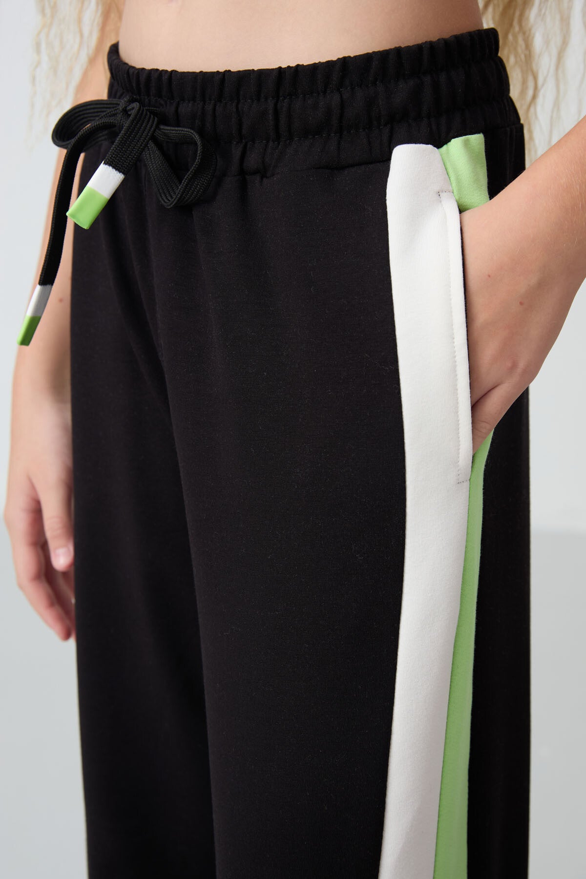 Black Slit Detailed Pocket Wide Leg Girls' Tracksuit Bottom - 75141