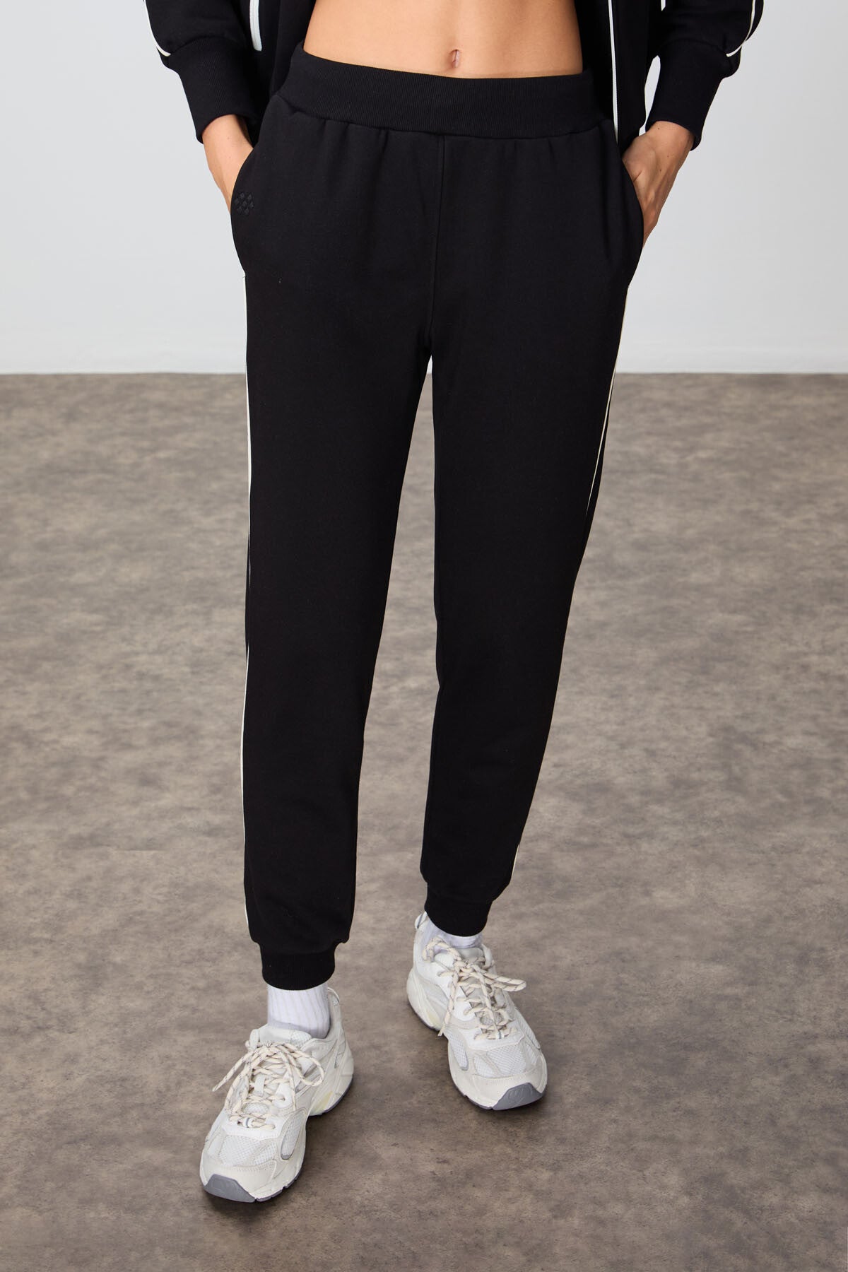 Black Compact Cotton Thick Smooth Textured Stand Collar Oversize Fit Women's Tracksuit Set - 95340