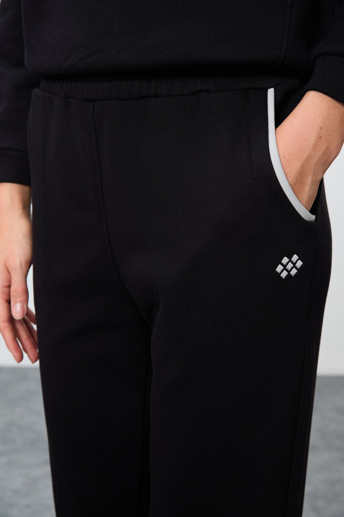 Black Compact Cotton Thick Smooth Textured Stand Collar Oversize Fit Women's Tracksuit Set - 95342
