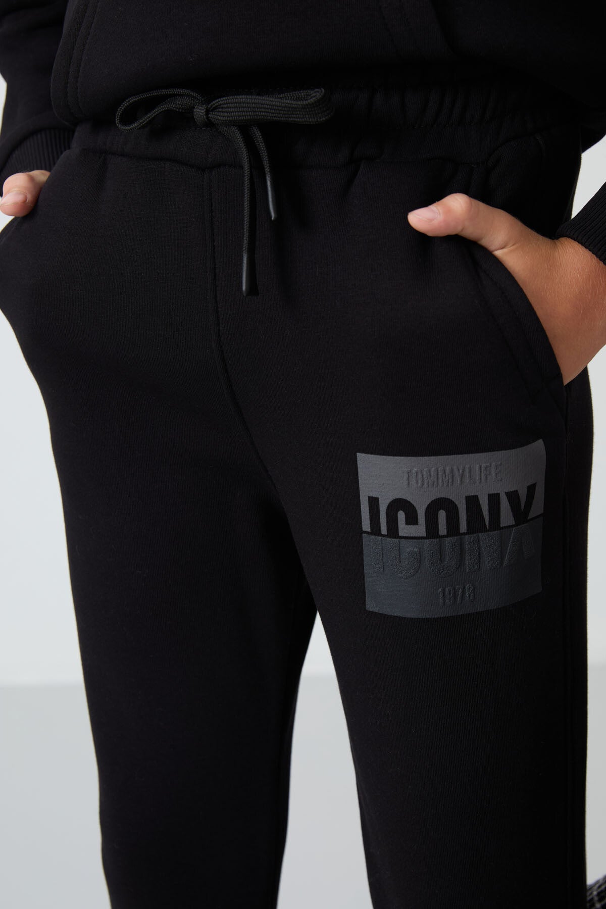 Black Cotton Thick Fleece-Lined Soft Textured Standard Fit Printed Boys' Tracksuit Set - 11246