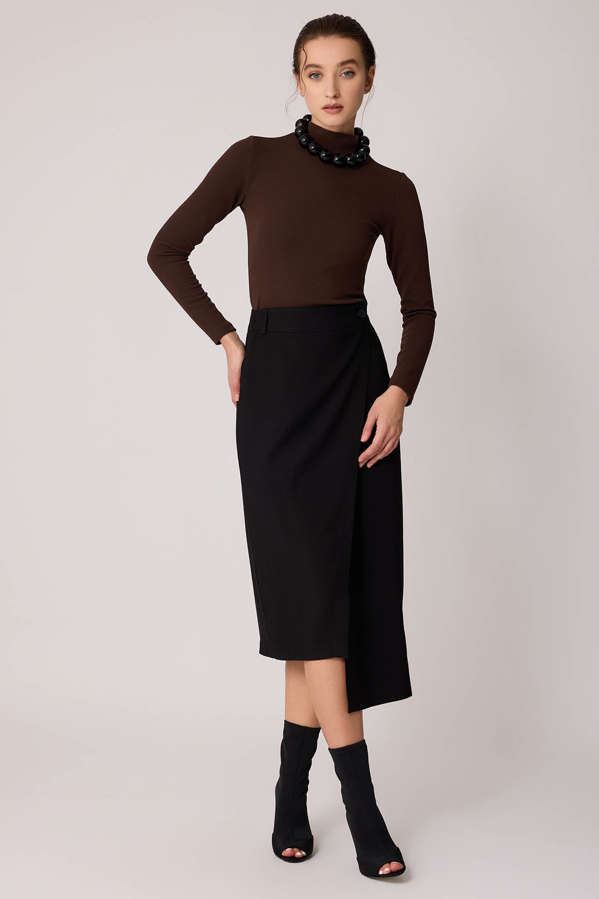 SINGLE BUTTON ASYMMETRIC SEGMENT SKIRT