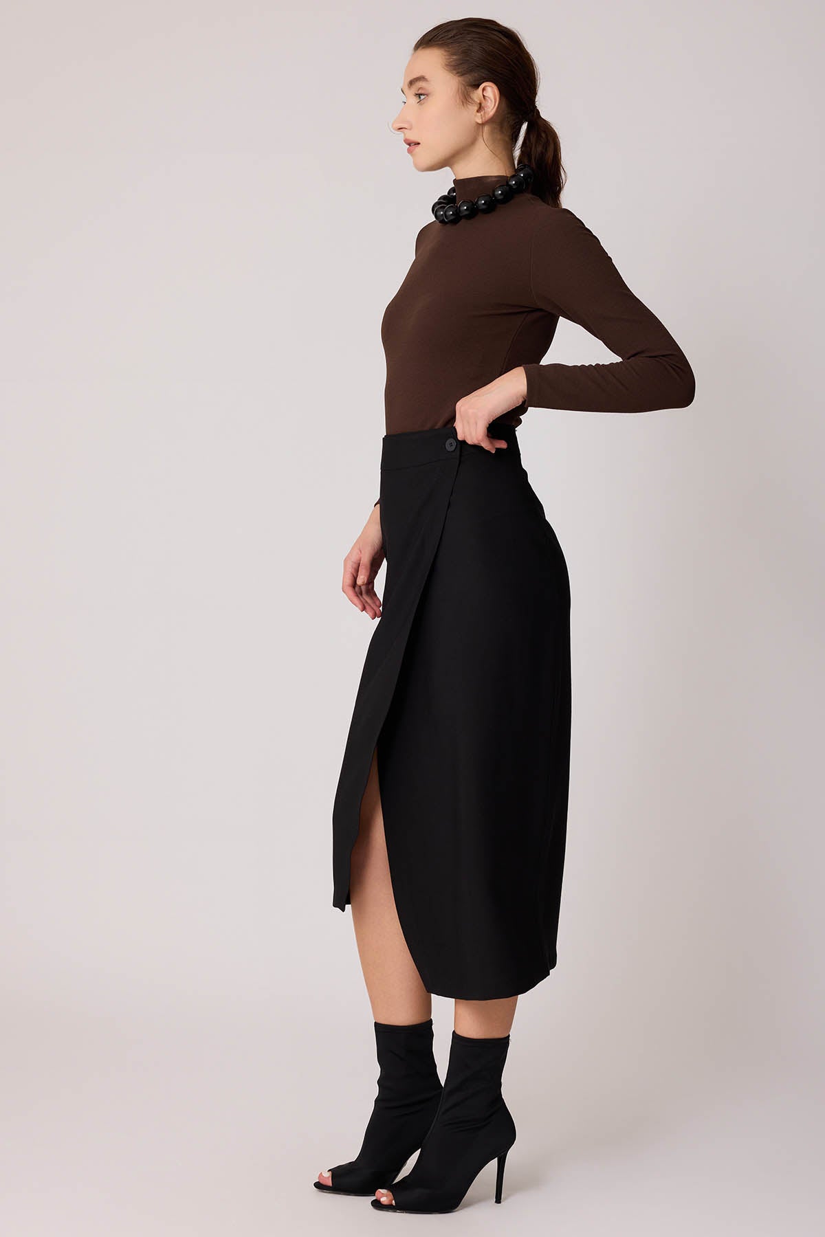 SINGLE BUTTON ASYMMETRIC SEGMENT SKIRT