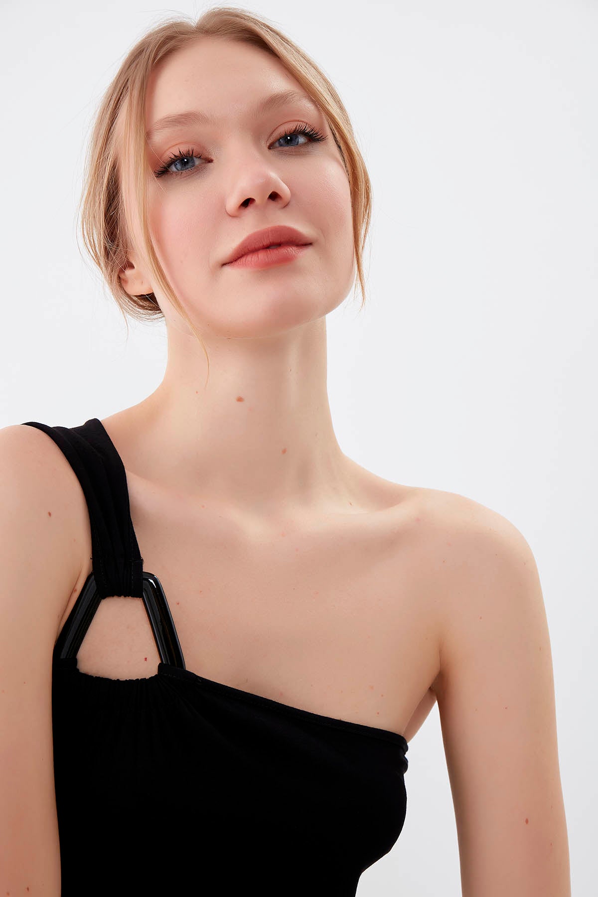 BLOUSE WITH ONE SHOULDER BUCKLE