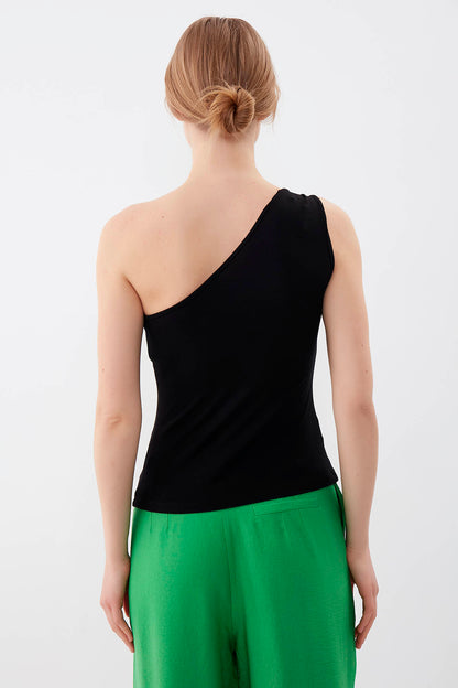 BLOUSE WITH ONE SHOULDER BUCKLE