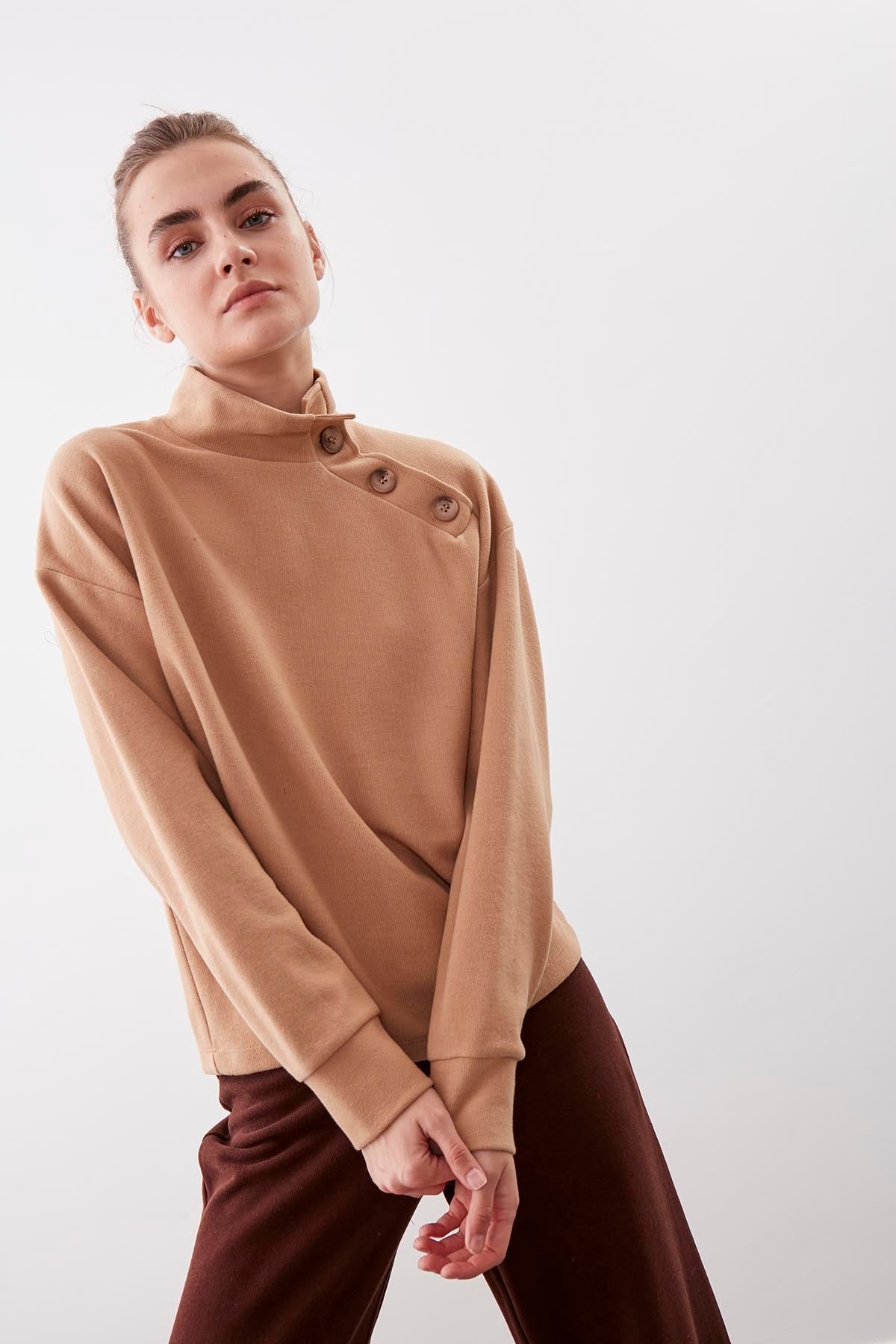 THREE BUTTONS KNITTED BLOUSE