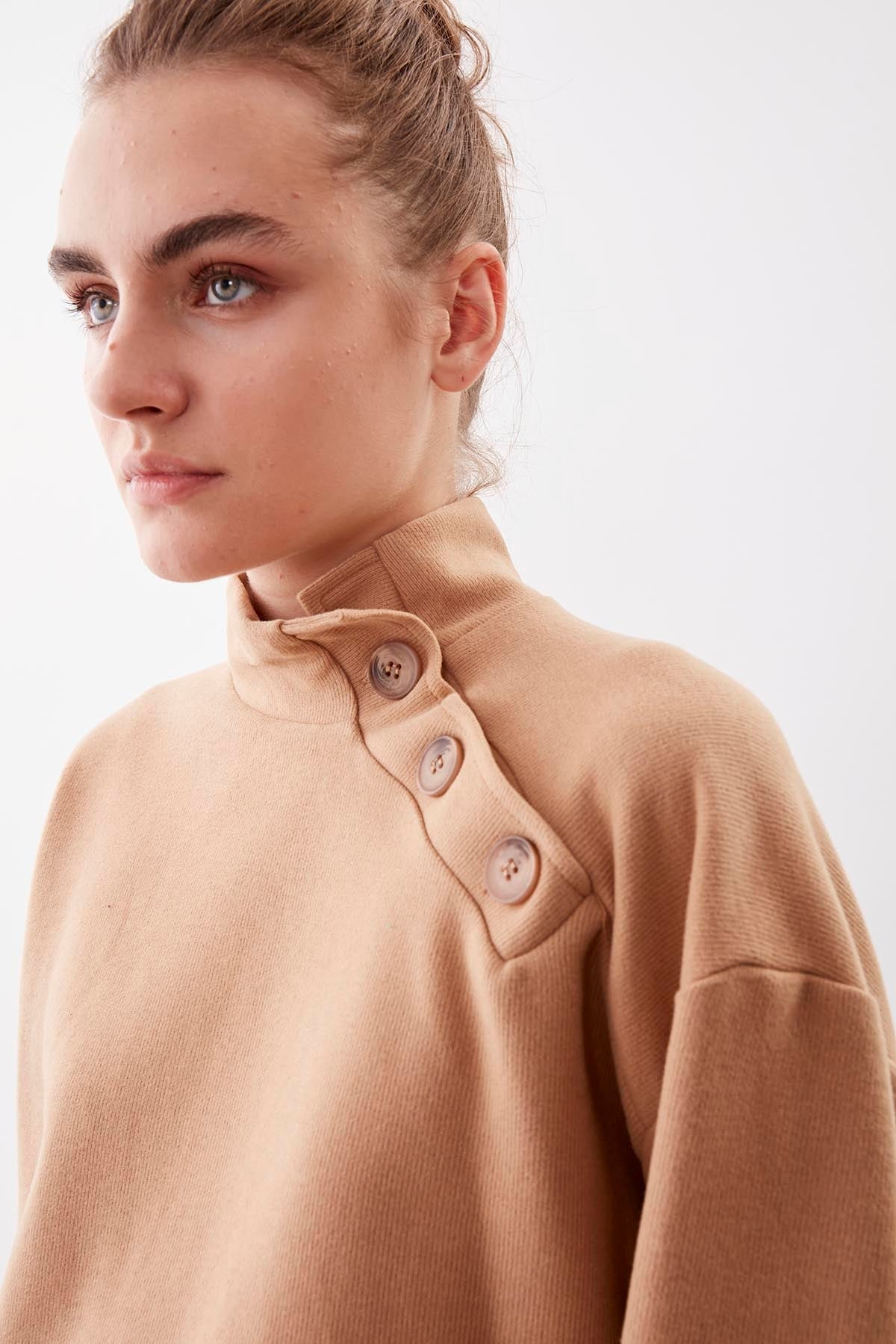 THREE BUTTONS KNITTED BLOUSE