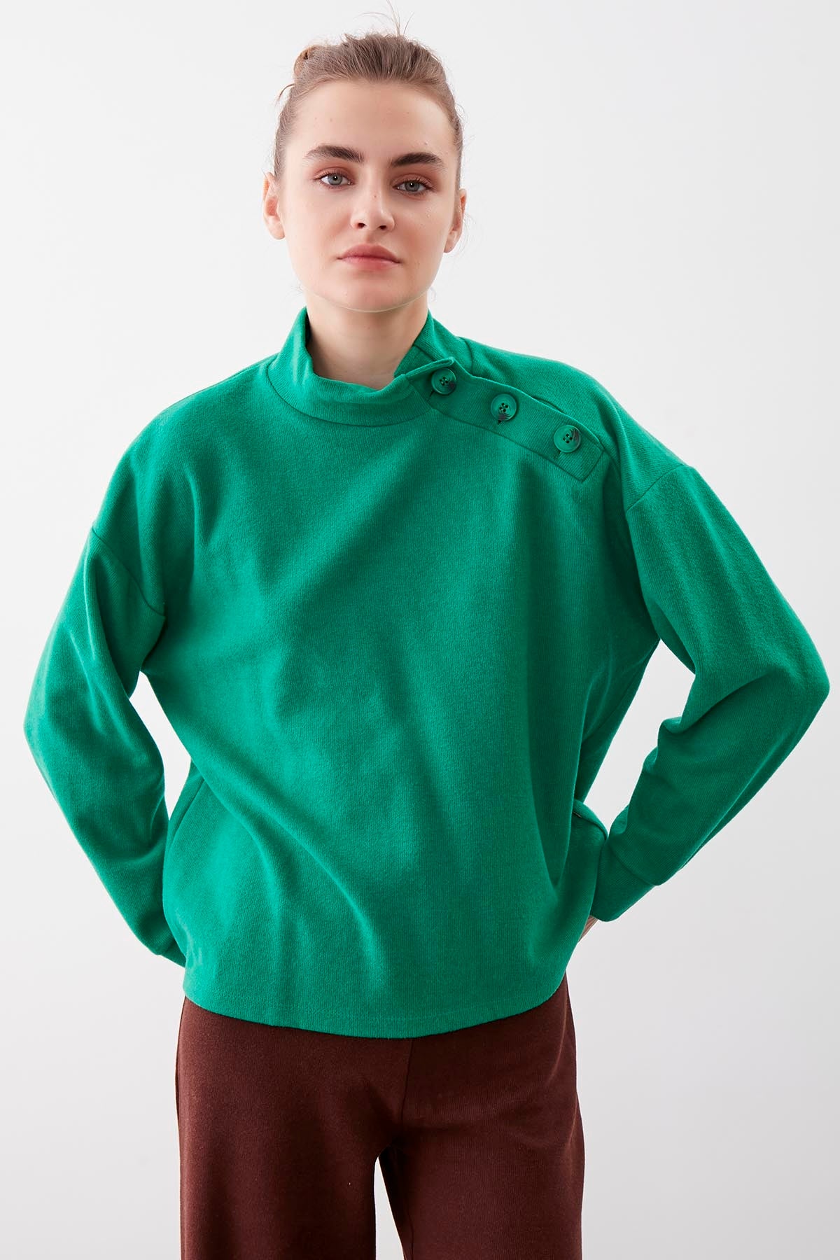 THREE BUTTONS KNITTED BLOUSE