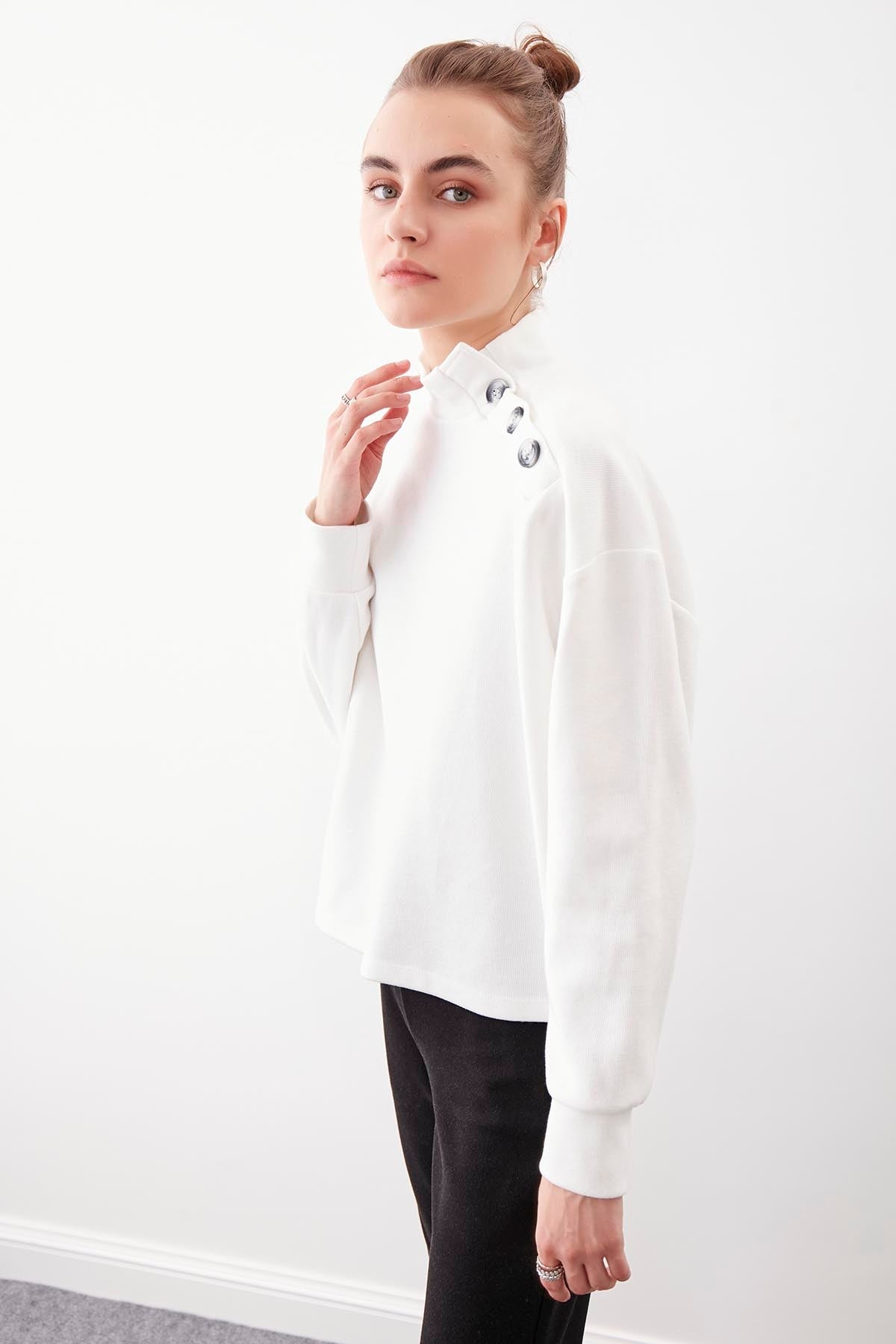 THREE BUTTONS KNITTED BLOUSE