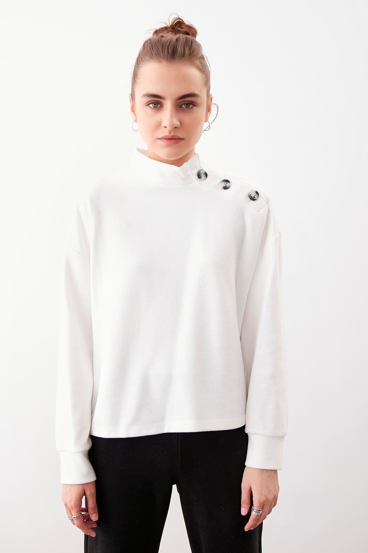 THREE BUTTONS KNITTED BLOUSE