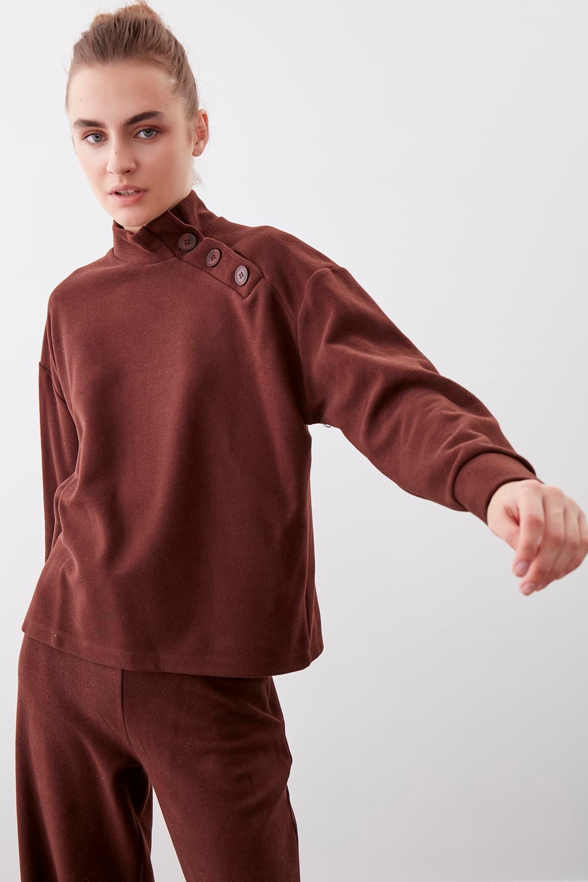 THREE BUTTONS KNITTED BLOUSE