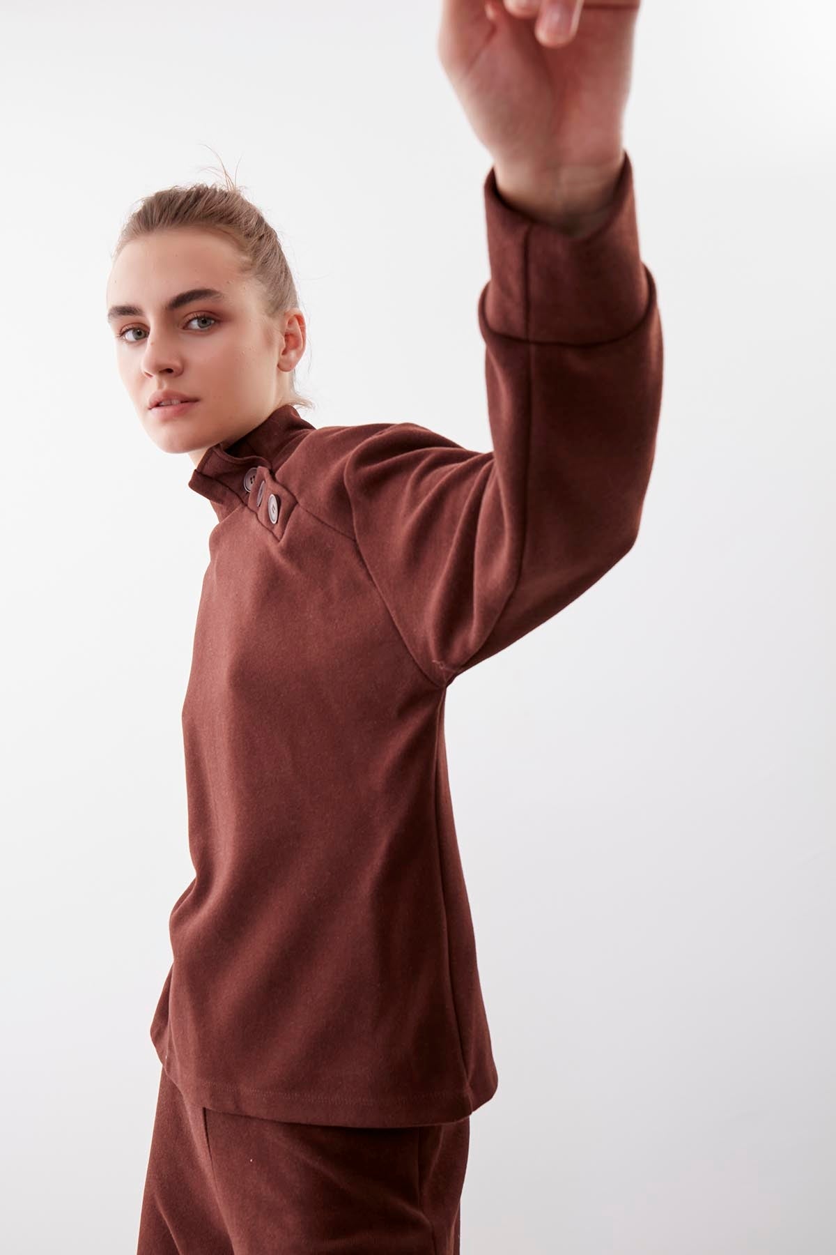 THREE BUTTONS KNITTED BLOUSE