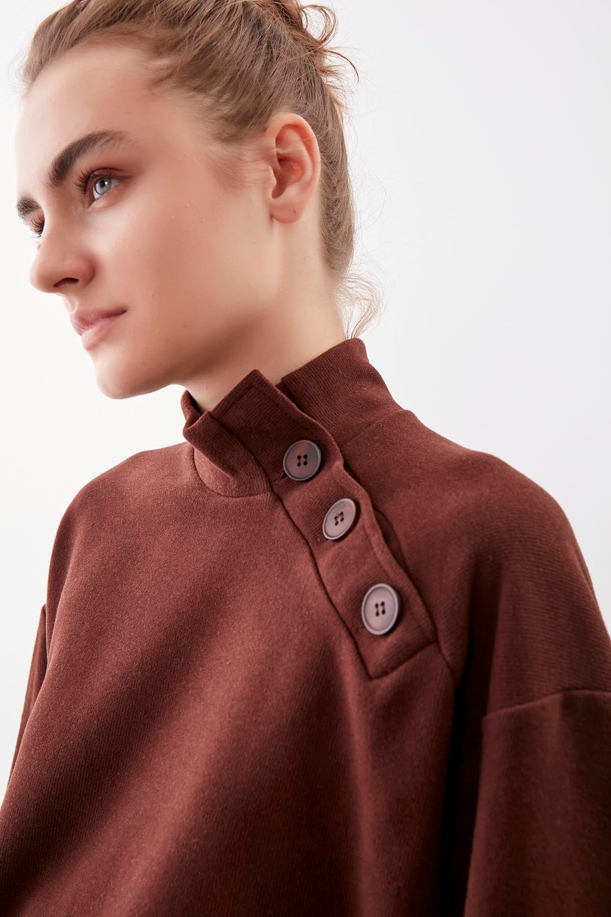 THREE BUTTONS KNITTED BLOUSE