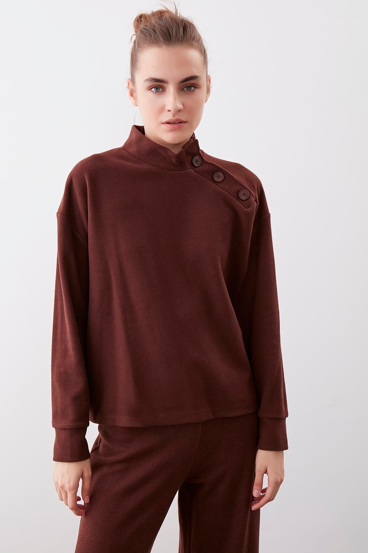 THREE BUTTONS KNITTED BLOUSE