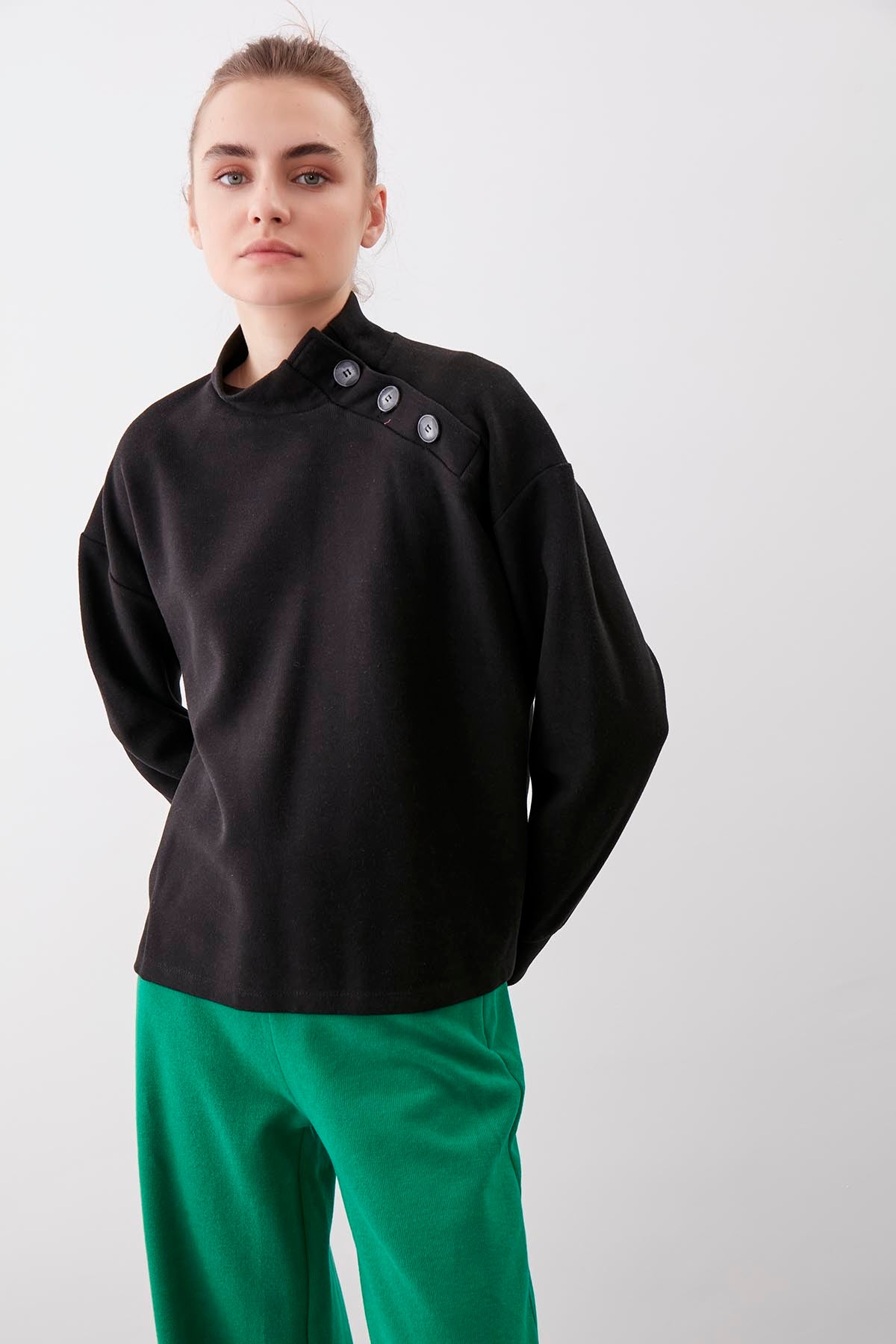 THREE BUTTONS KNITTED BLOUSE