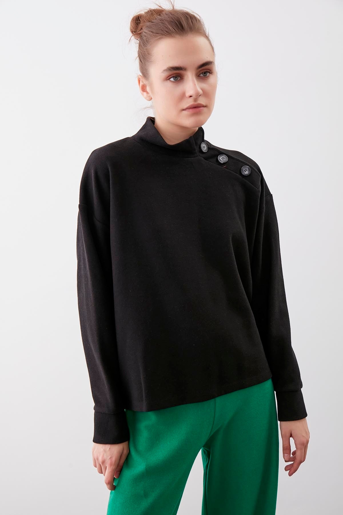 THREE BUTTONS KNITTED BLOUSE