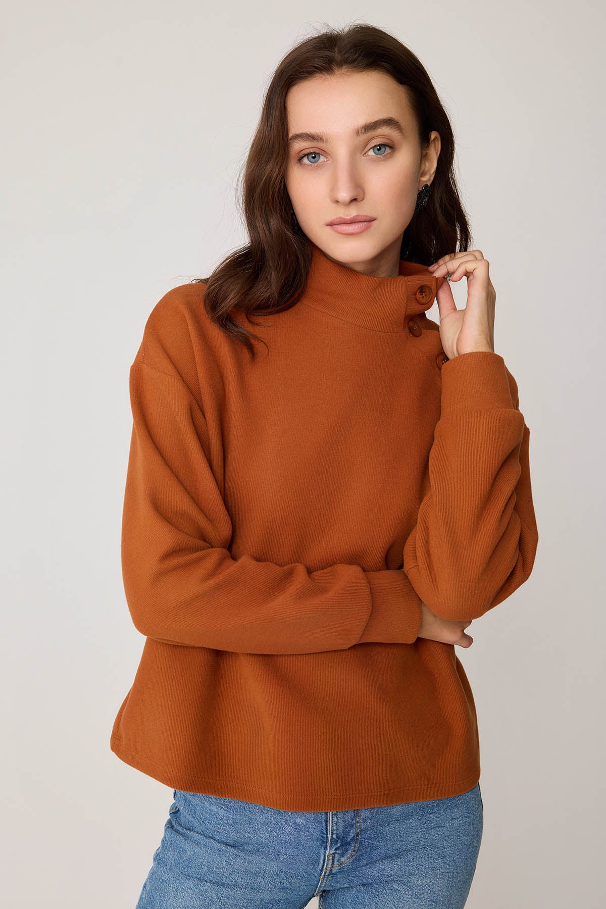 THREE BUTTONS KNITTED BLOUSE