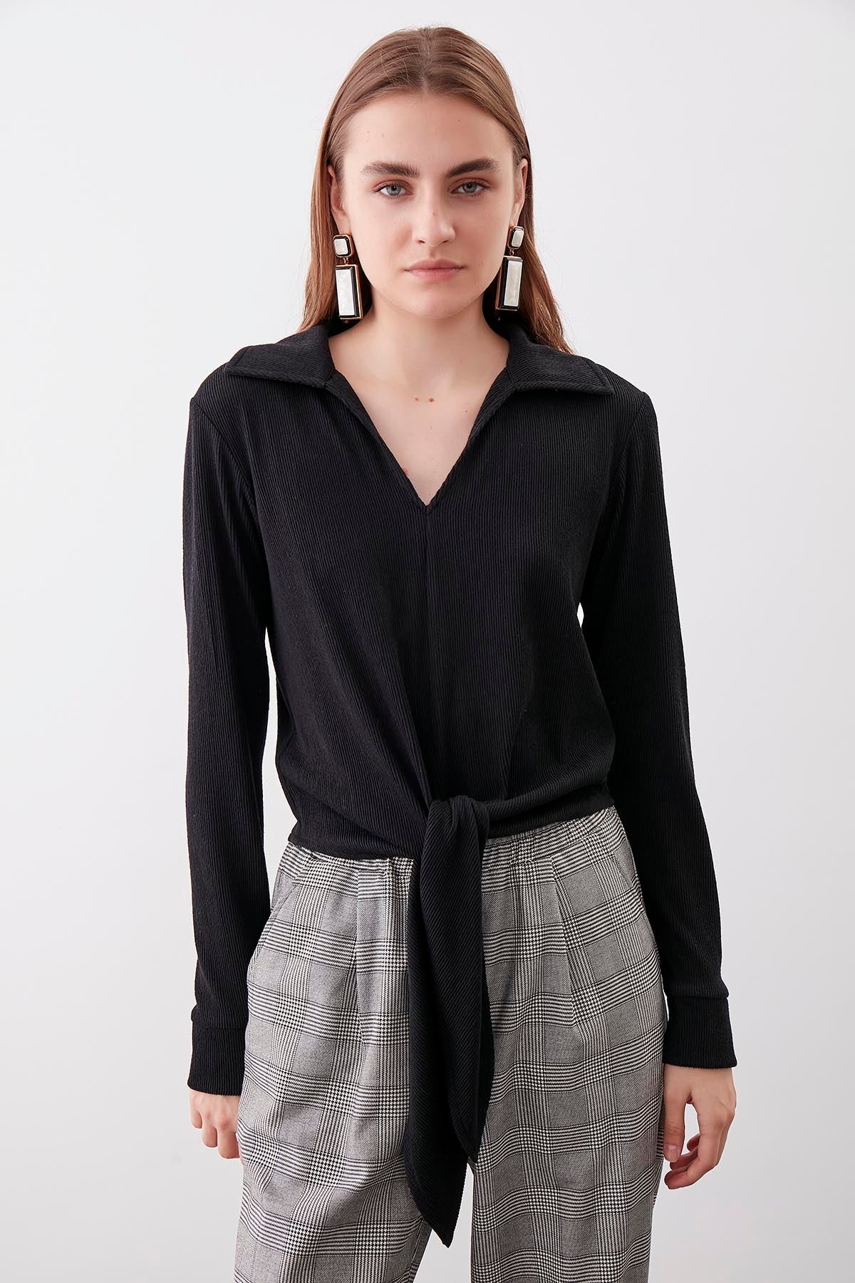 V-COLLAR BLOUSE WITH BINDING
