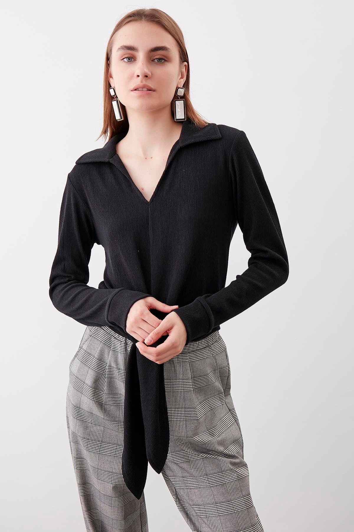 V-COLLAR BLOUSE WITH BINDING