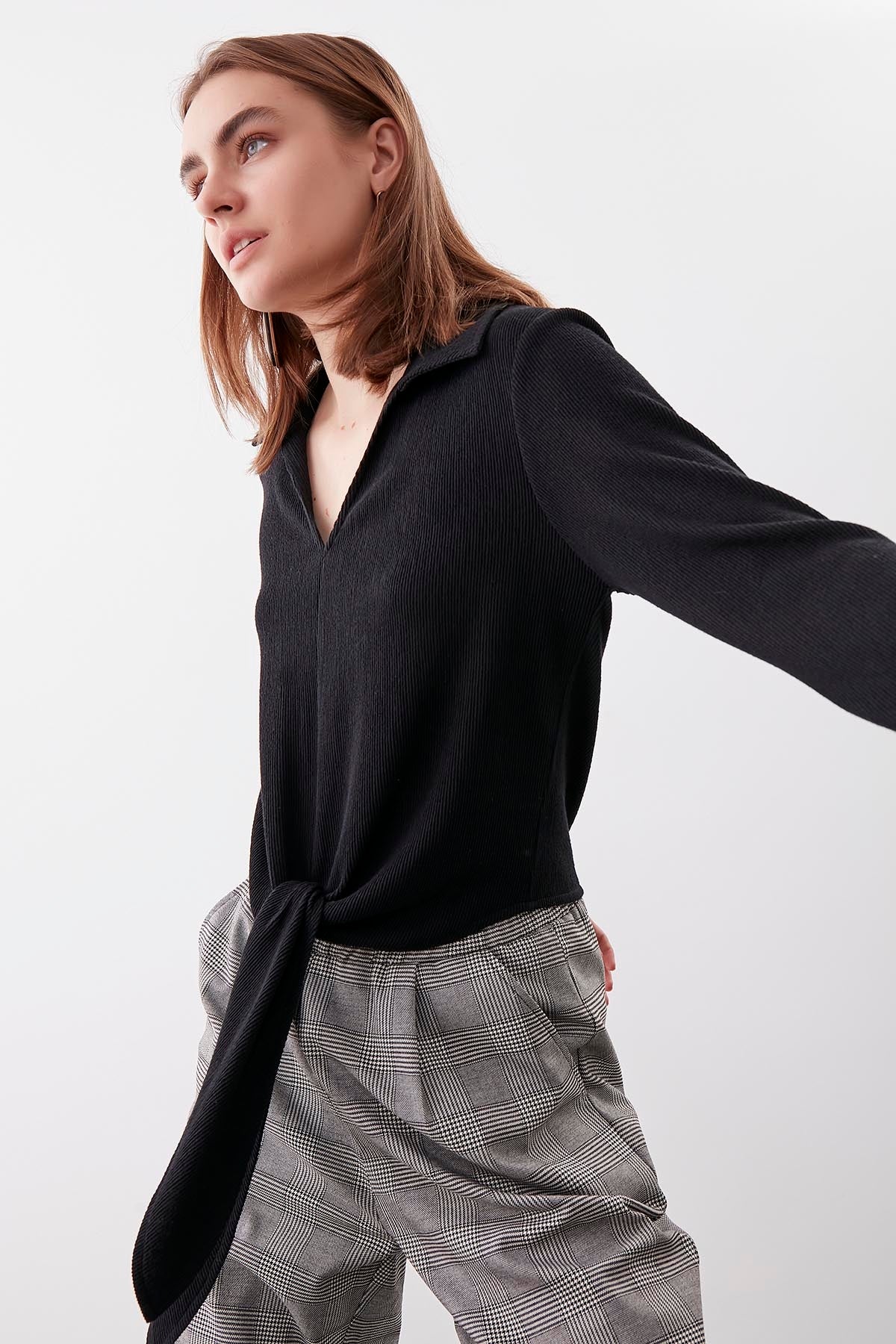 V-COLLAR BLOUSE WITH BINDING