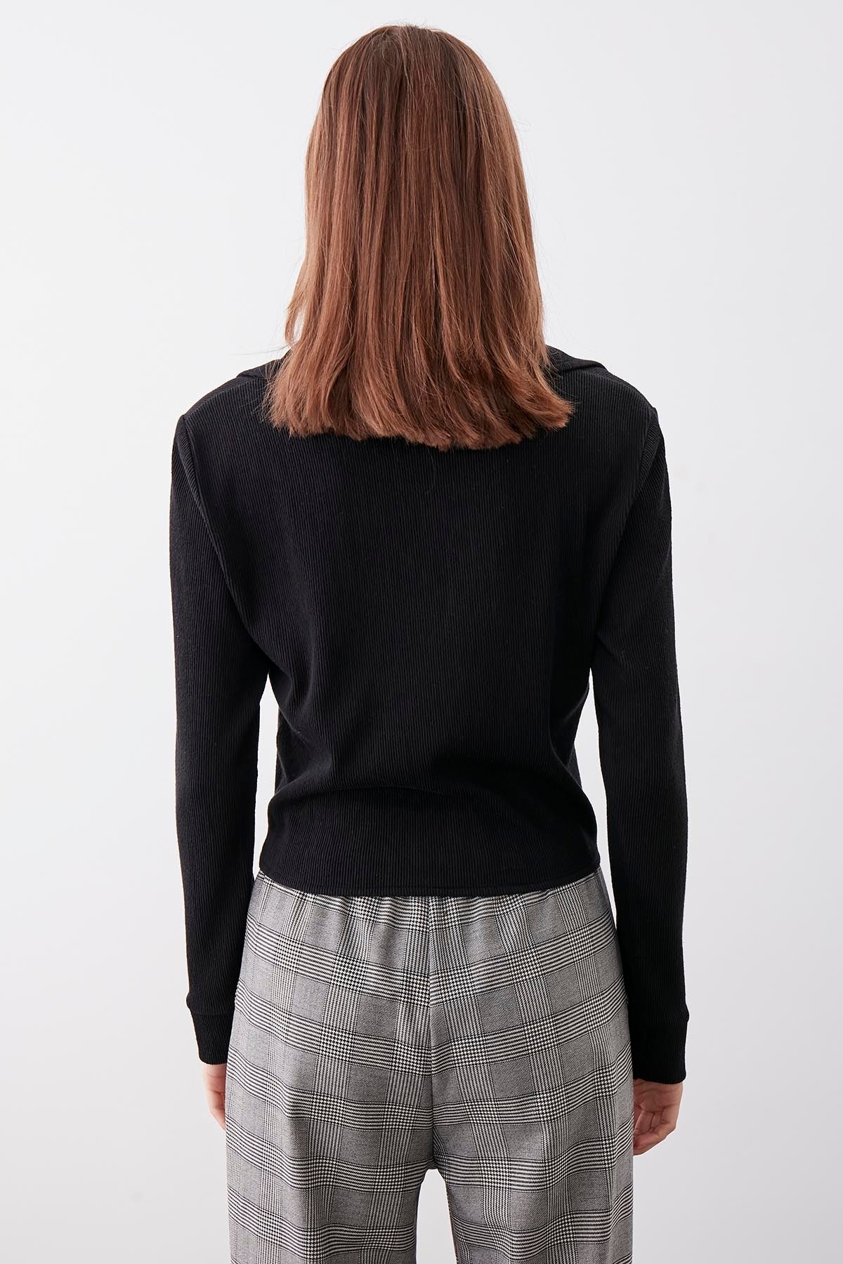 V-COLLAR BLOUSE WITH BINDING