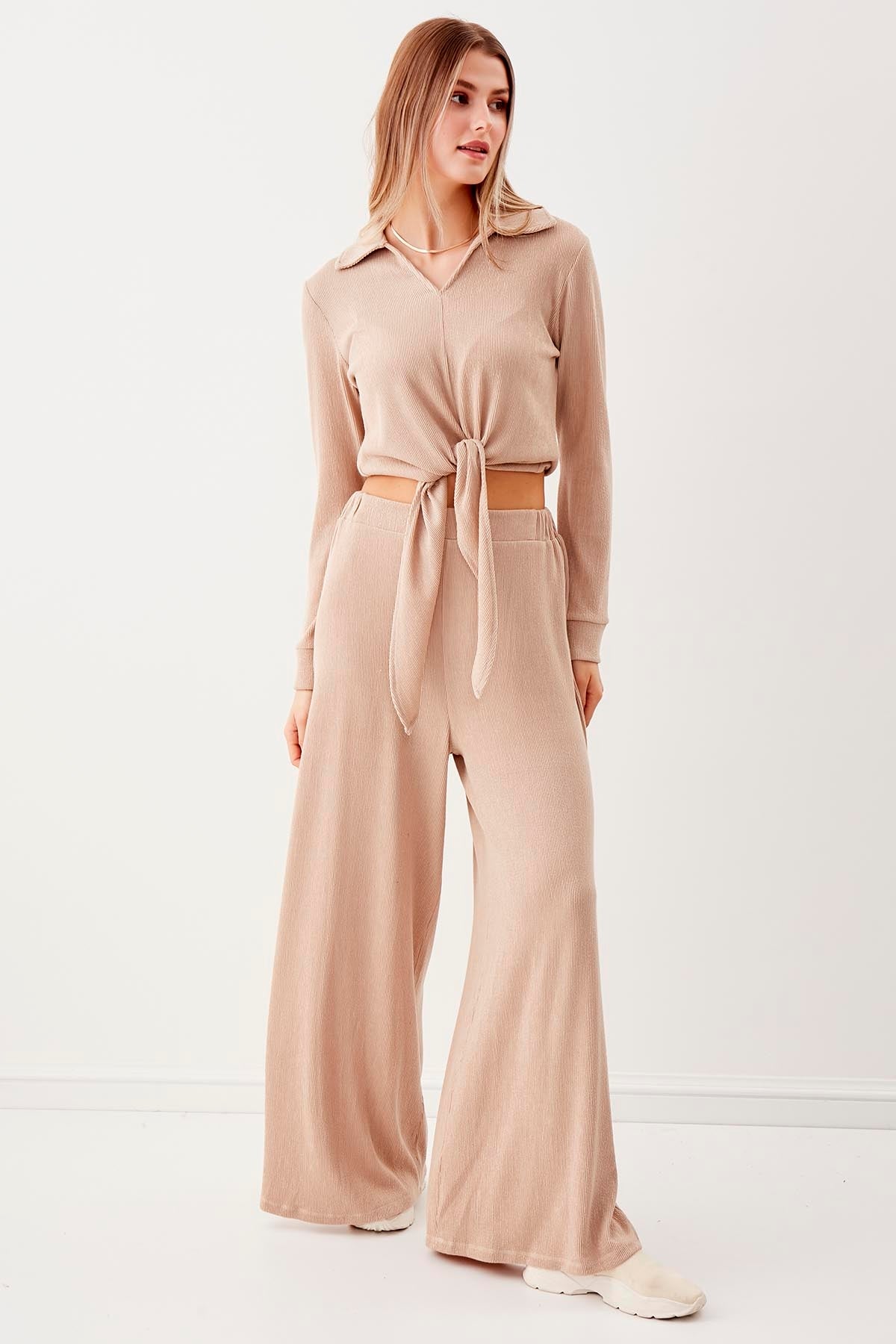V-COLLAR BLOUSE WITH BINDING
