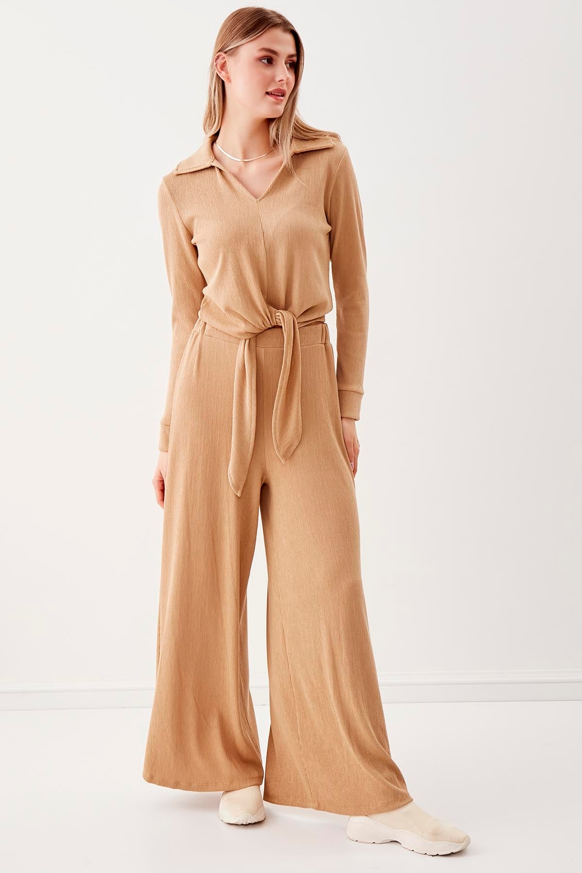 V-COLLAR BLOUSE WITH BINDING