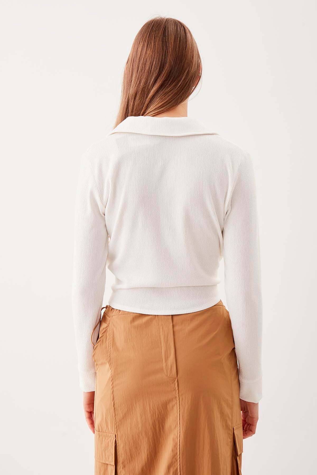 V-COLLAR BLOUSE WITH BINDING