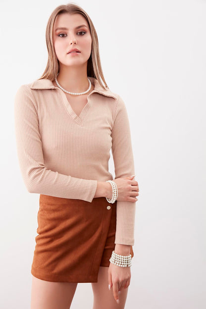 V COLLAR CROP BLOUSE