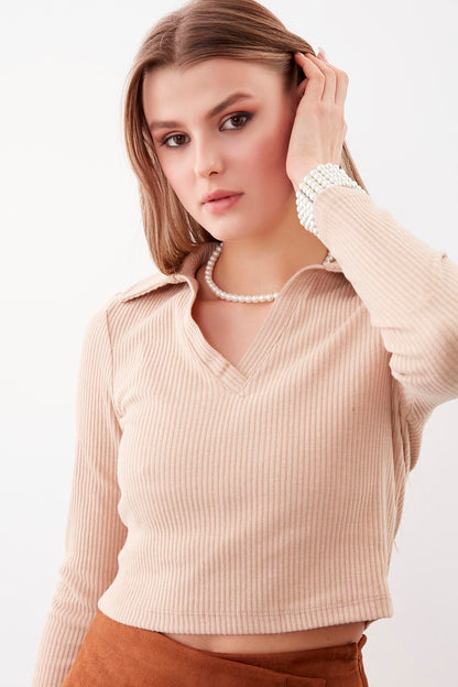 V COLLAR CROP BLOUSE