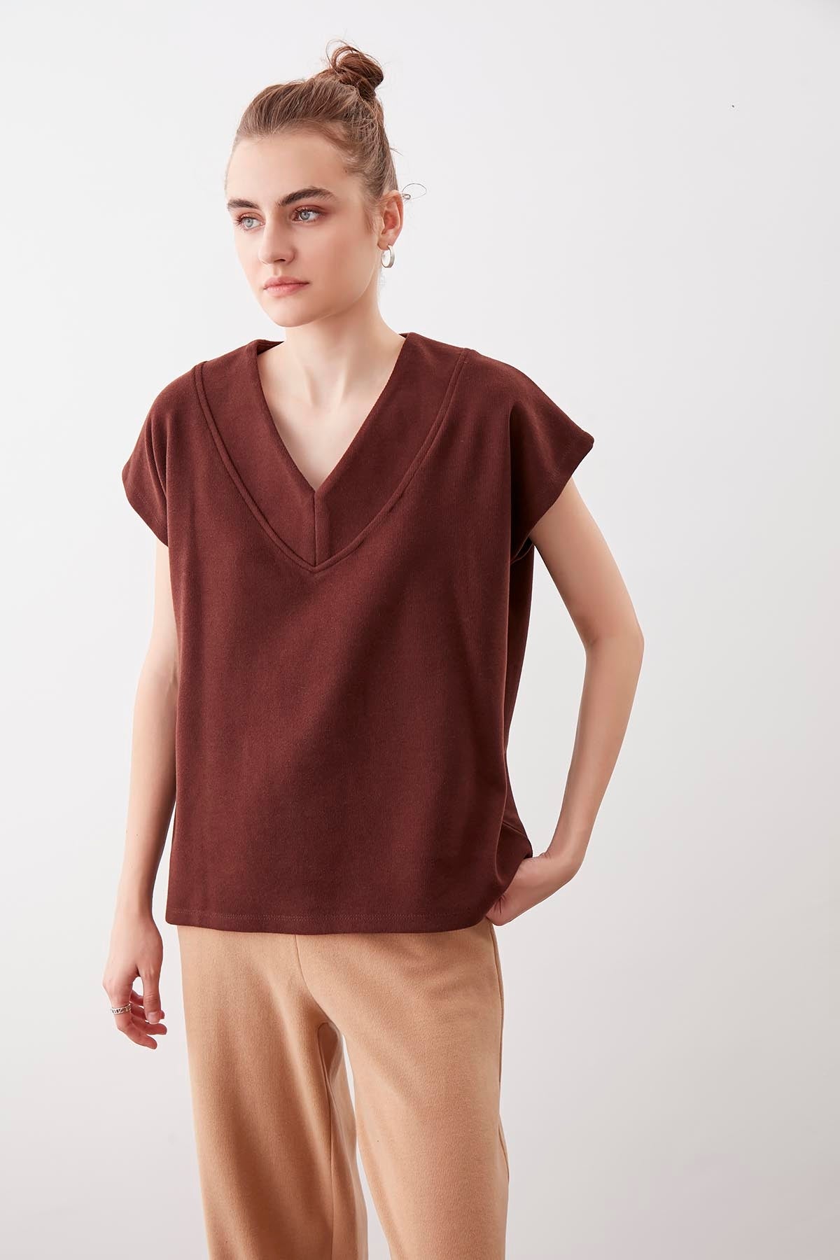 V COLLAR LOW SLEEVE KNITTED SWEAT