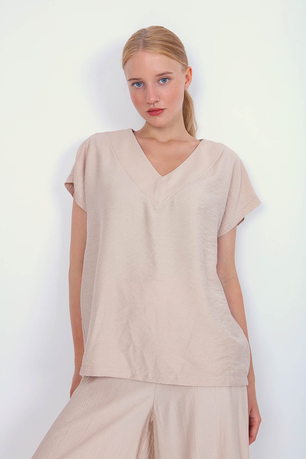 V COLLAR SHORT SLEEVE BLOUSE
