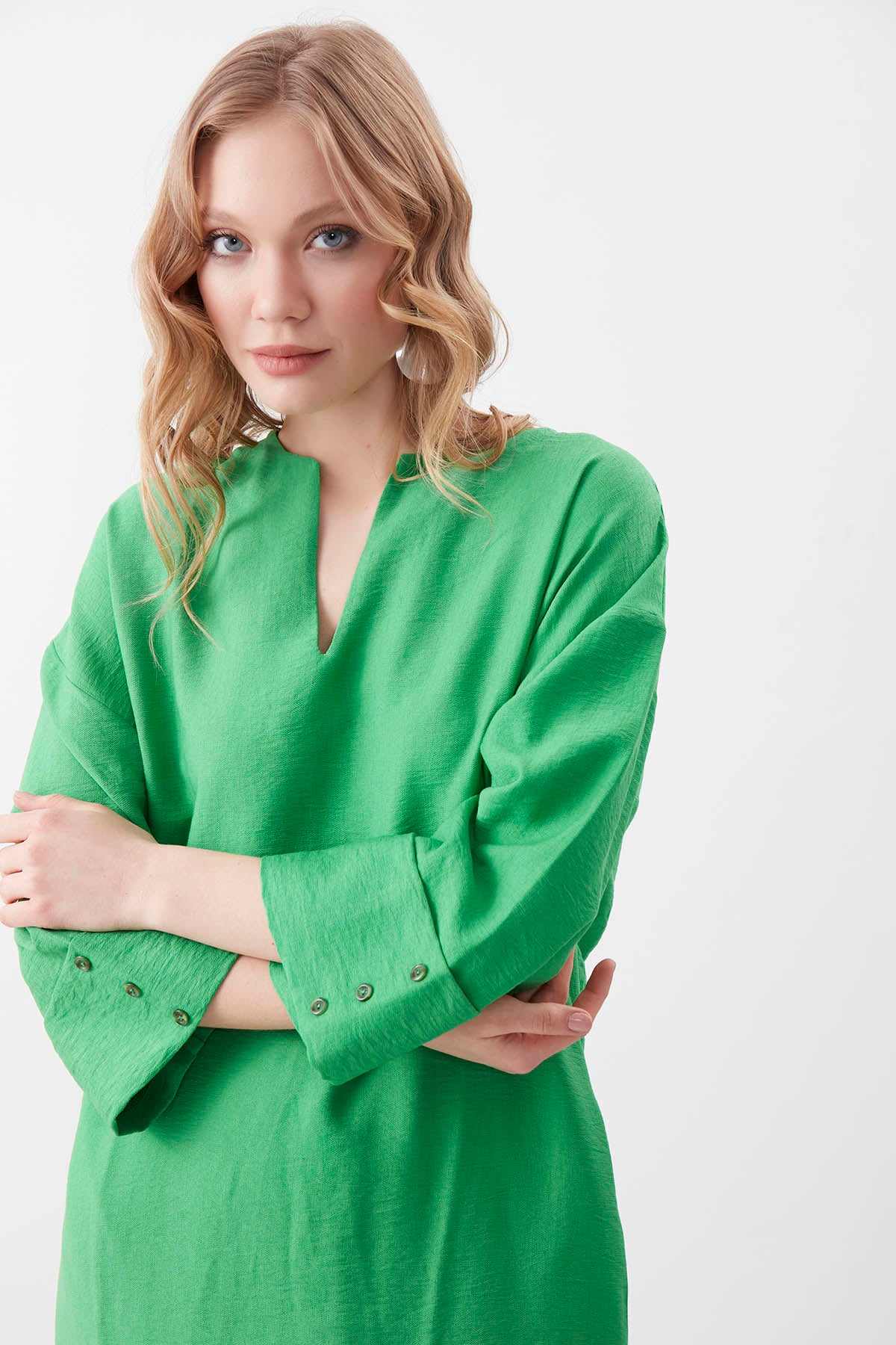 V COLLAR BUTTON PELLET DRESS