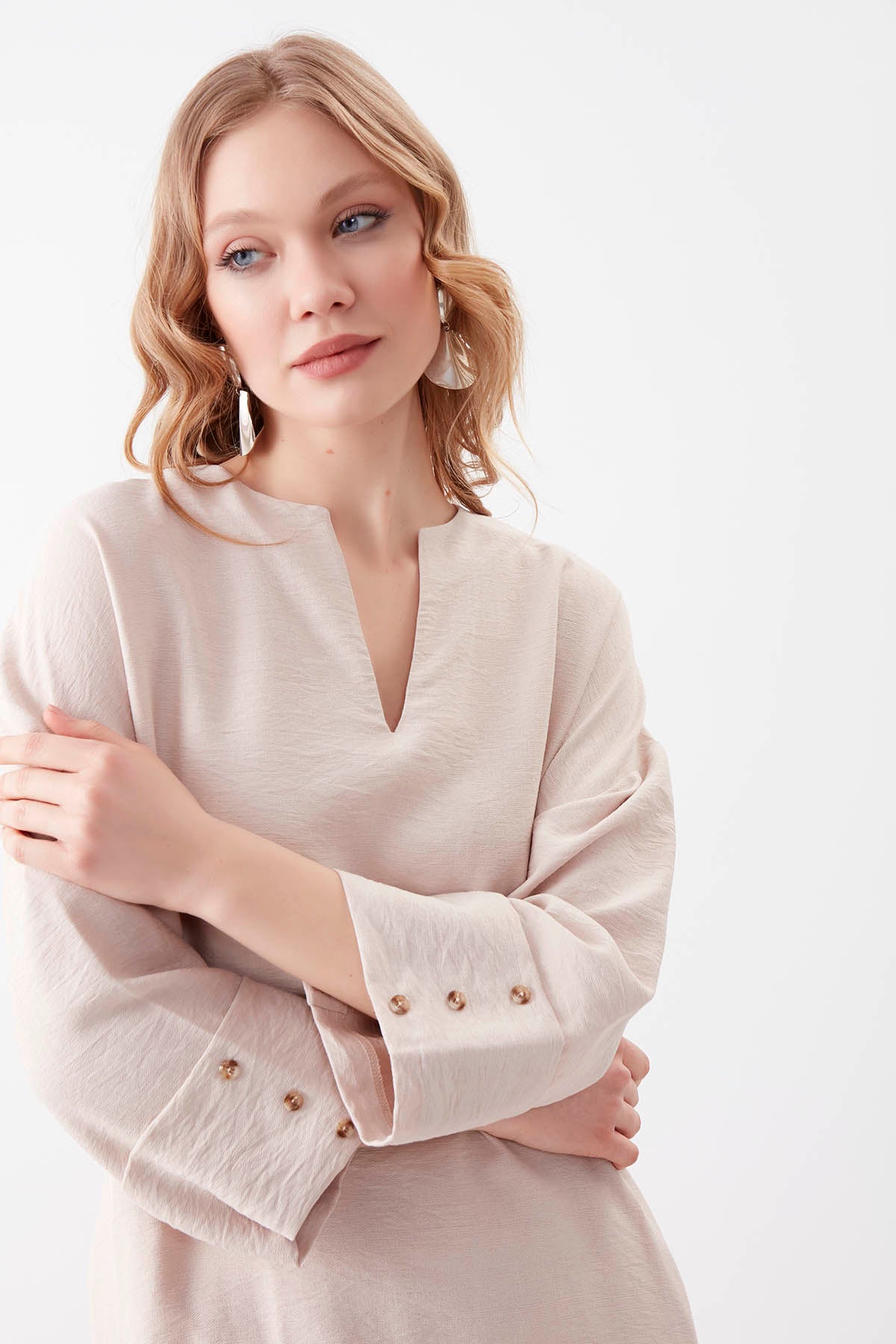 V COLLAR BUTTON PELLET DRESS