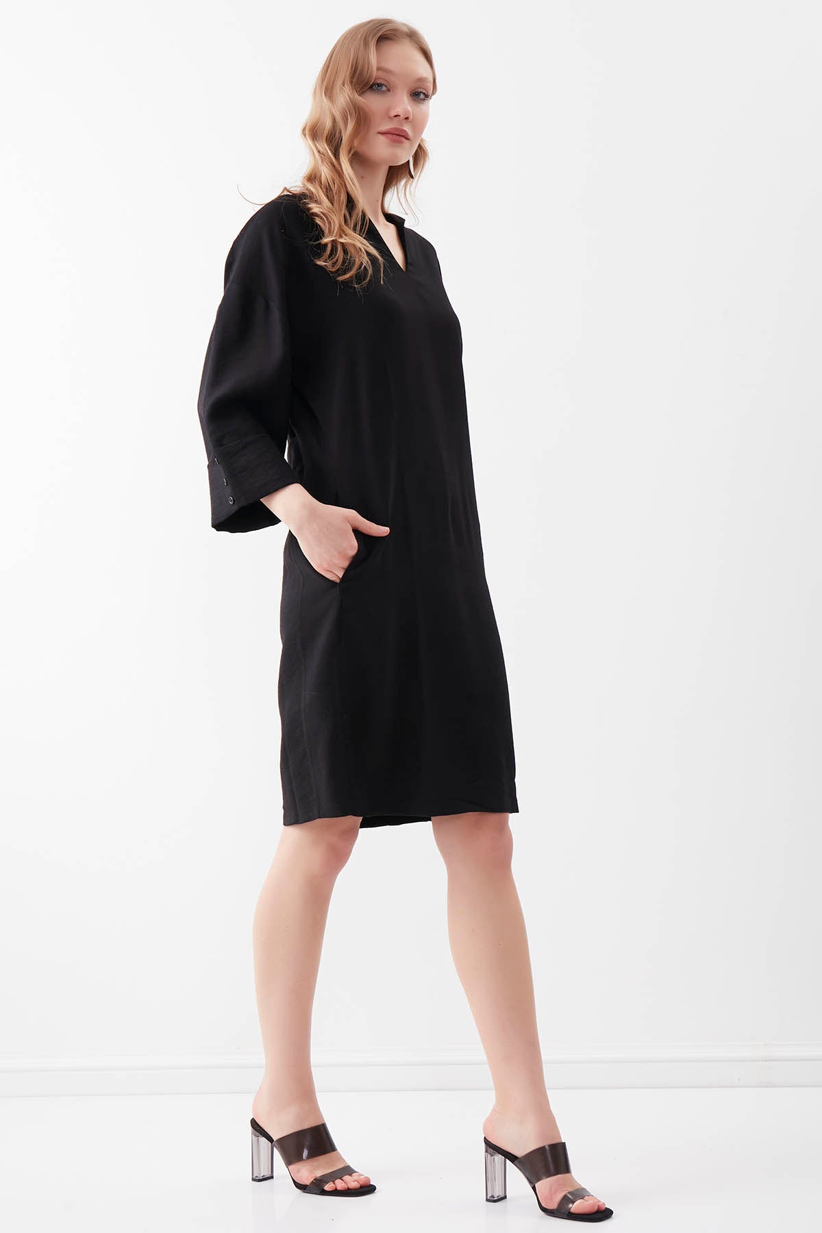 V COLLAR BUTTON PELLET DRESS