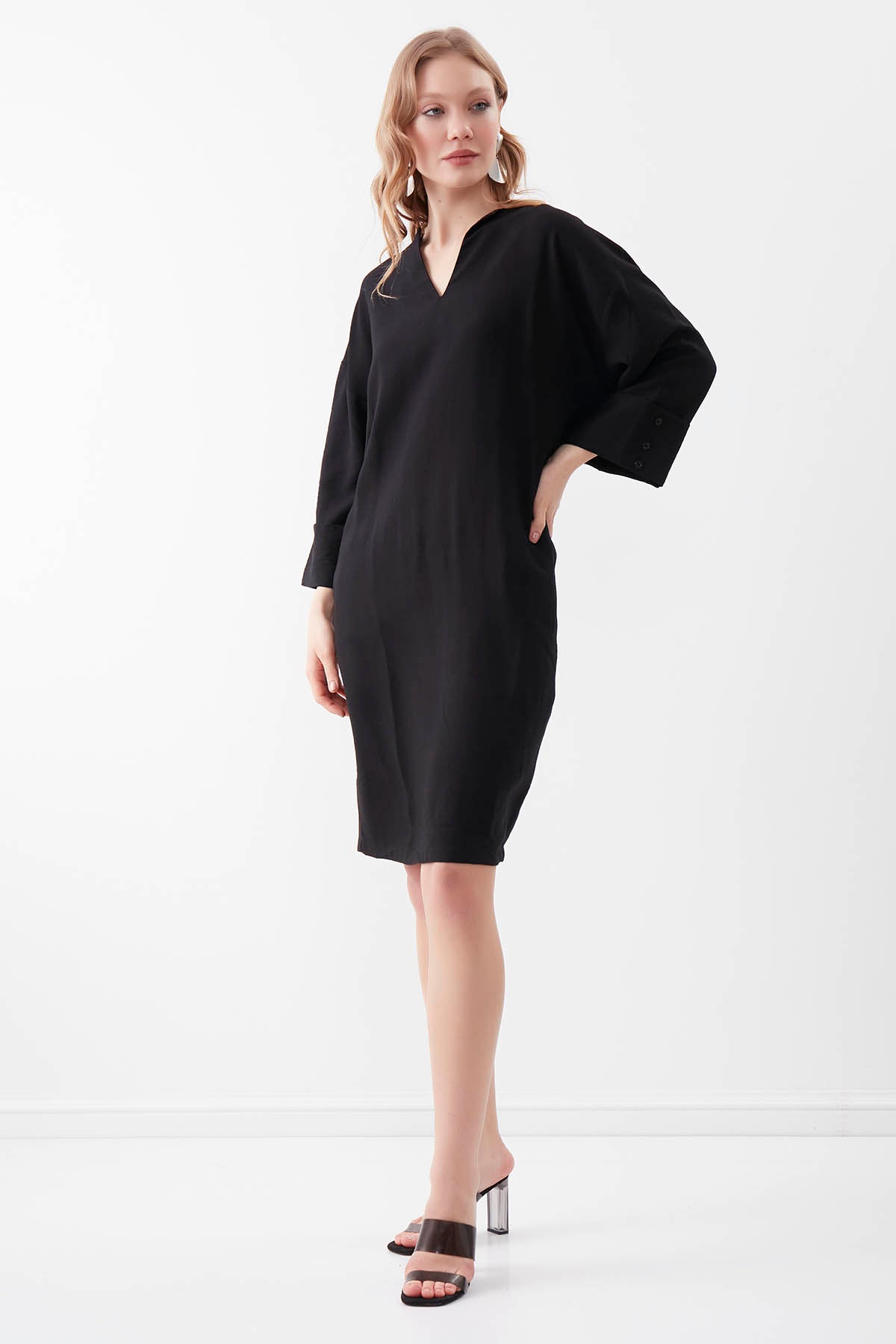 V COLLAR BUTTON PELLET DRESS