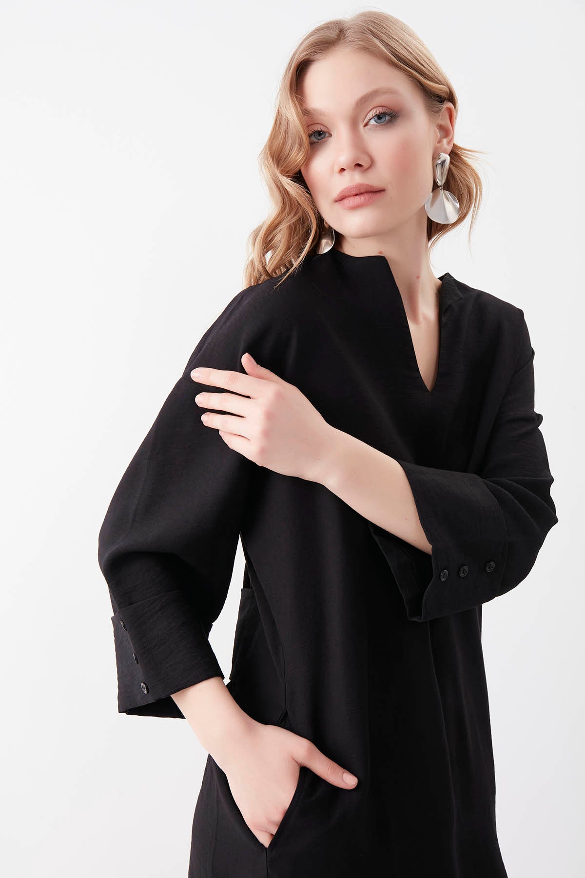 V COLLAR BUTTON PELLET DRESS