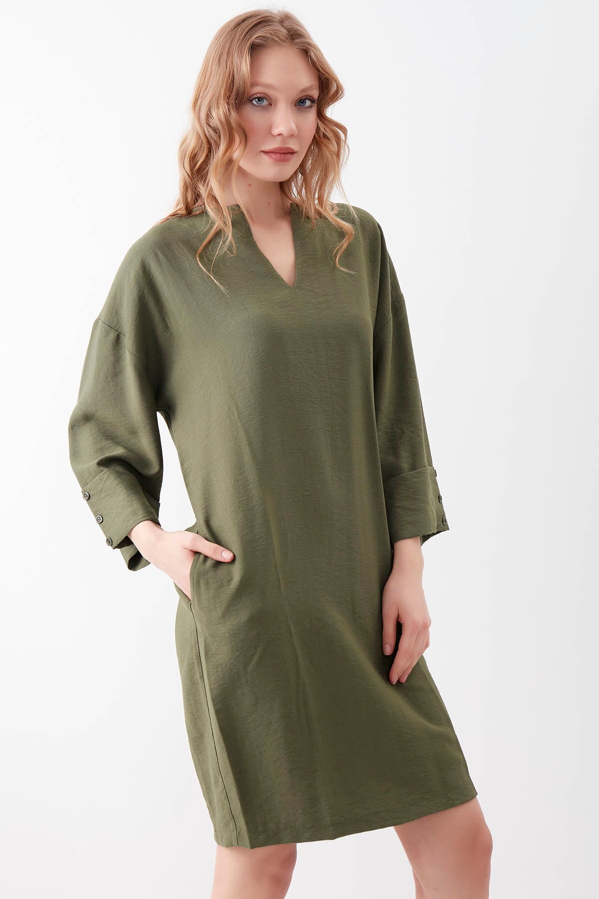 V COLLAR BUTTON PELLET DRESS