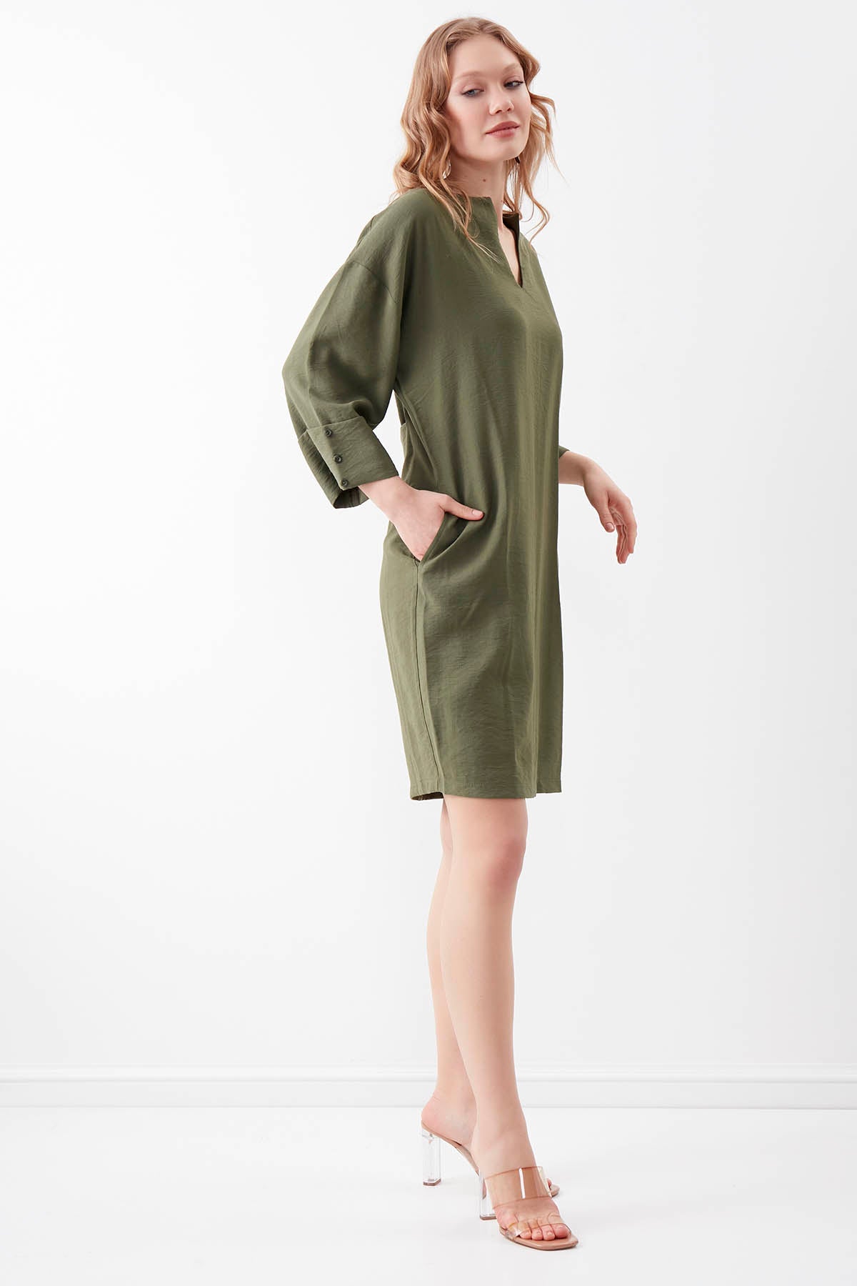 V COLLAR BUTTON PELLET DRESS
