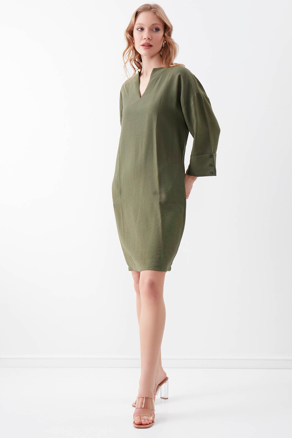 V COLLAR BUTTON PELLET DRESS