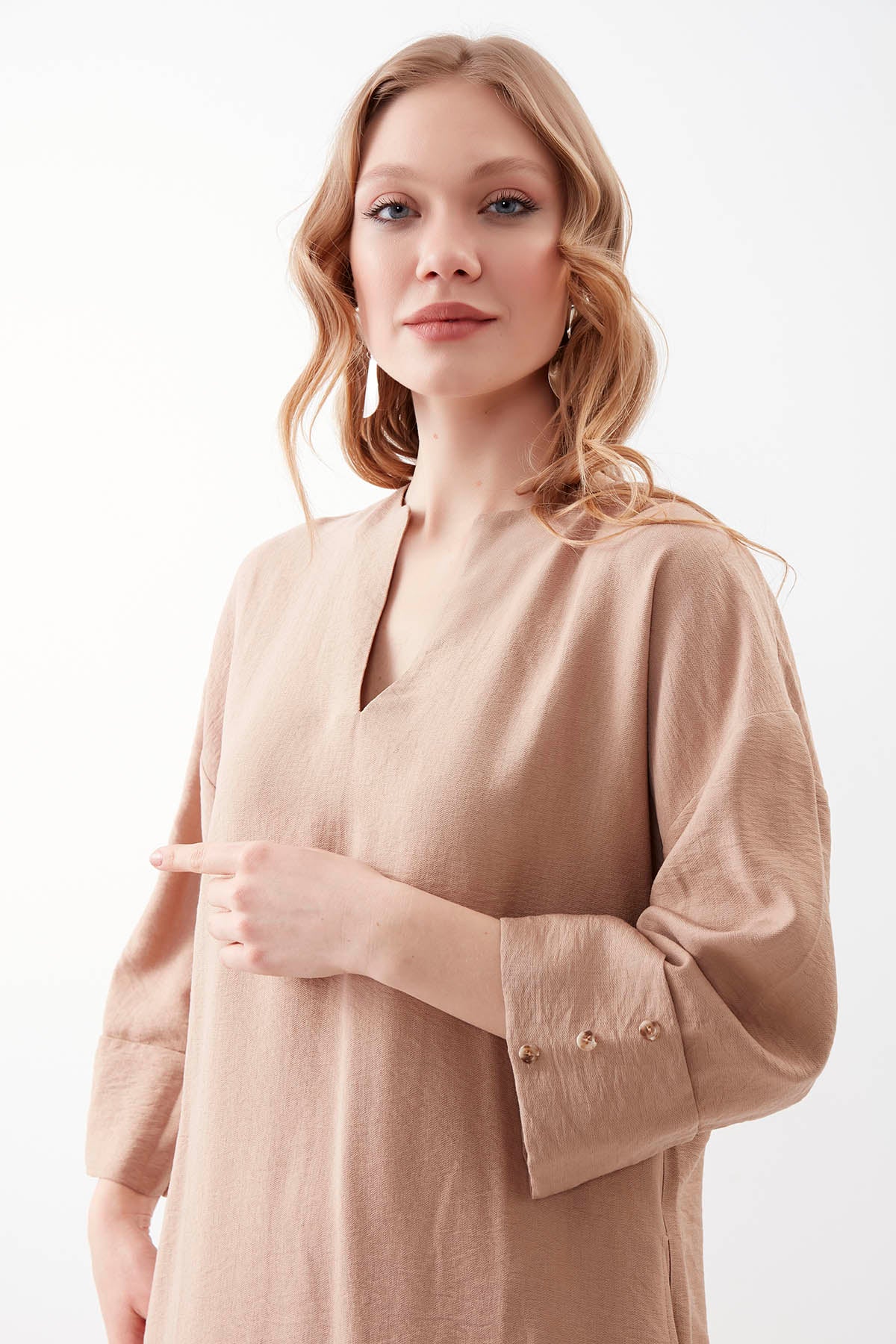 V COLLAR BUTTON PELLET DRESS